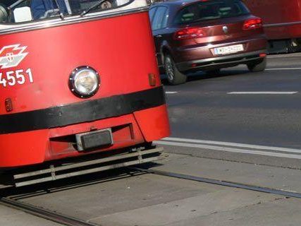 Straßenbahn in Wien-Floridsdorf nach Kollision mit Bus entgleist.