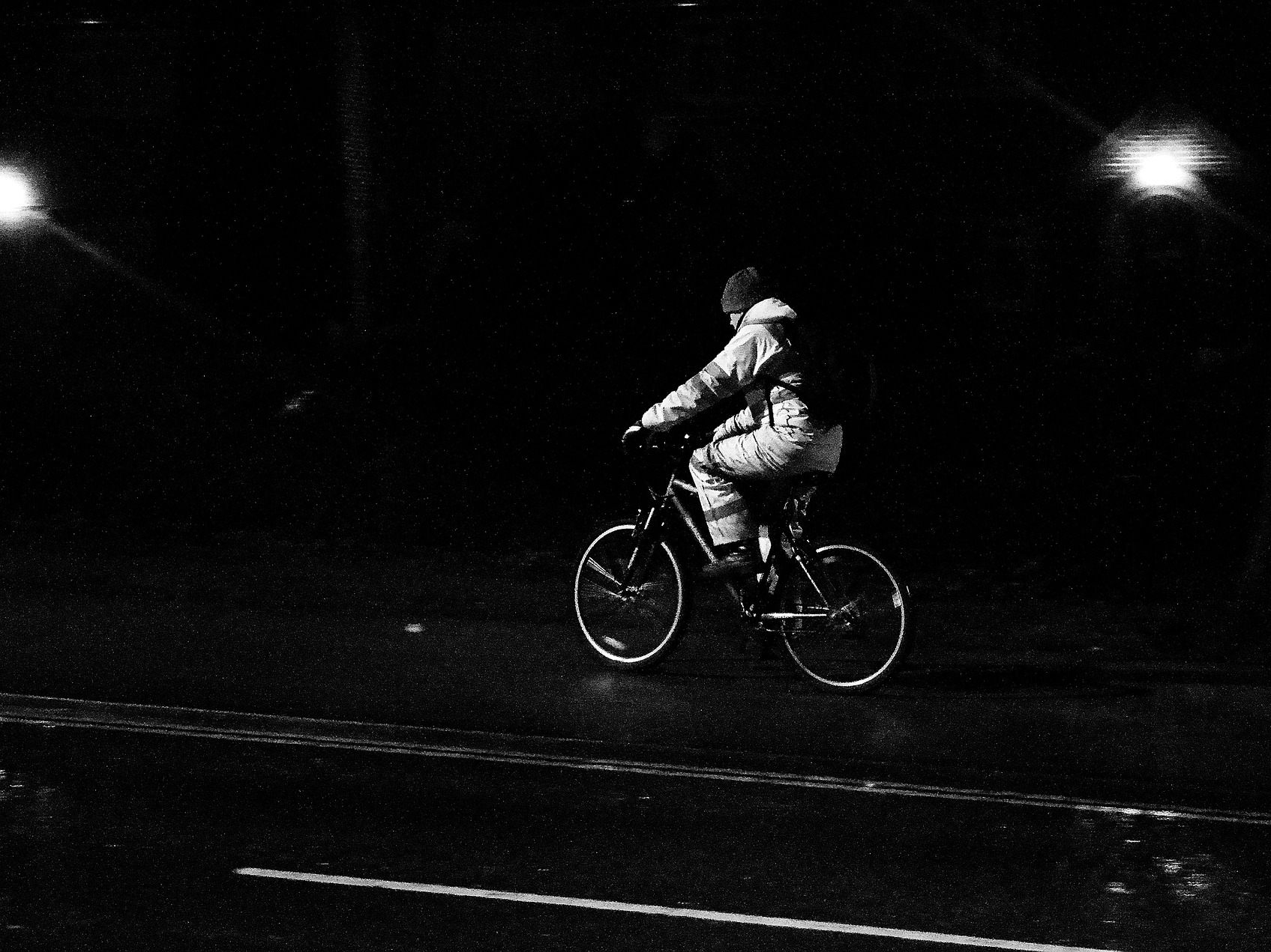 Der Radfahrer wurde vom Pkw erfasst und dabei leicht verletzt.