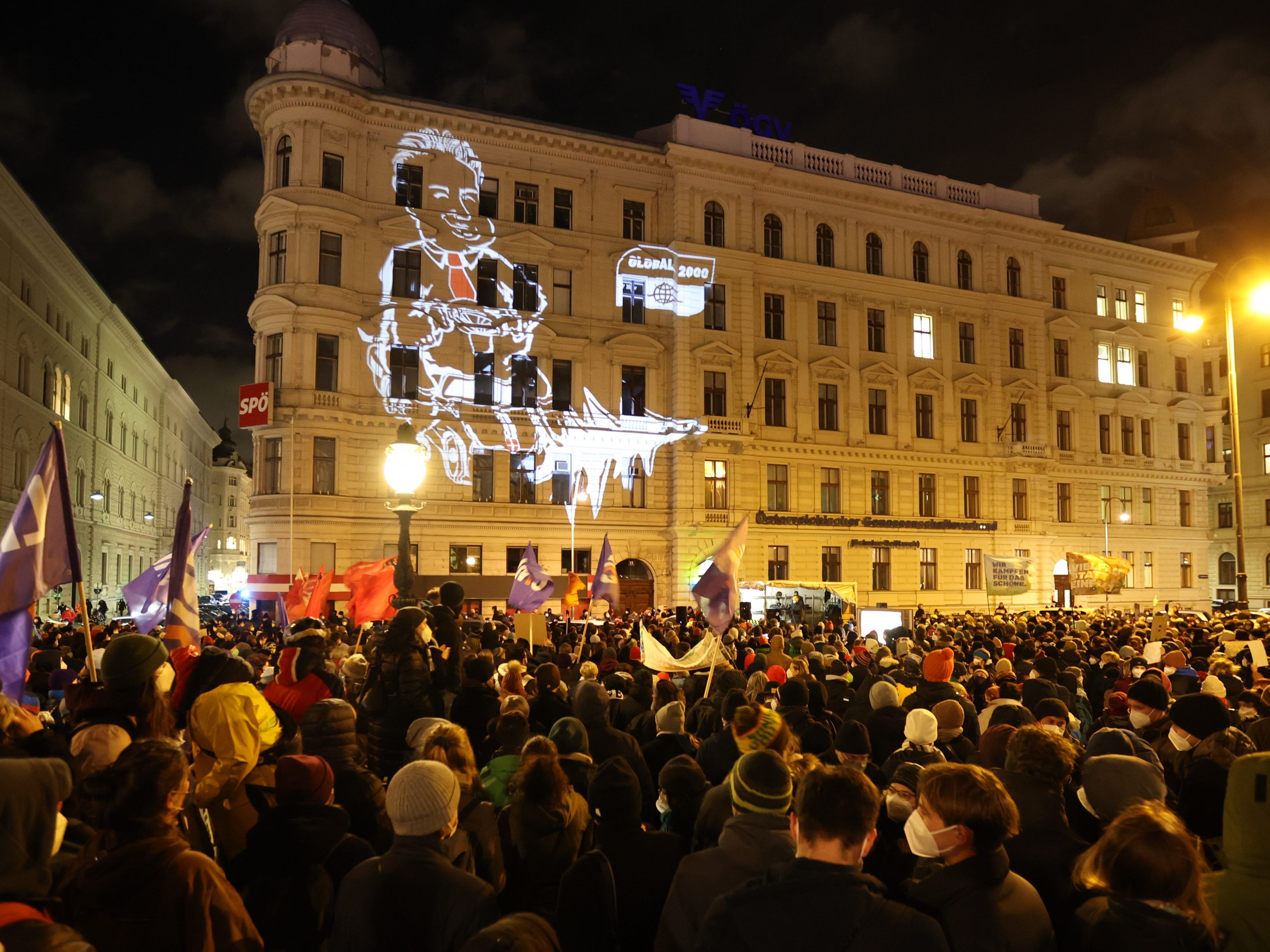 Demo vor der Löwelstraße.