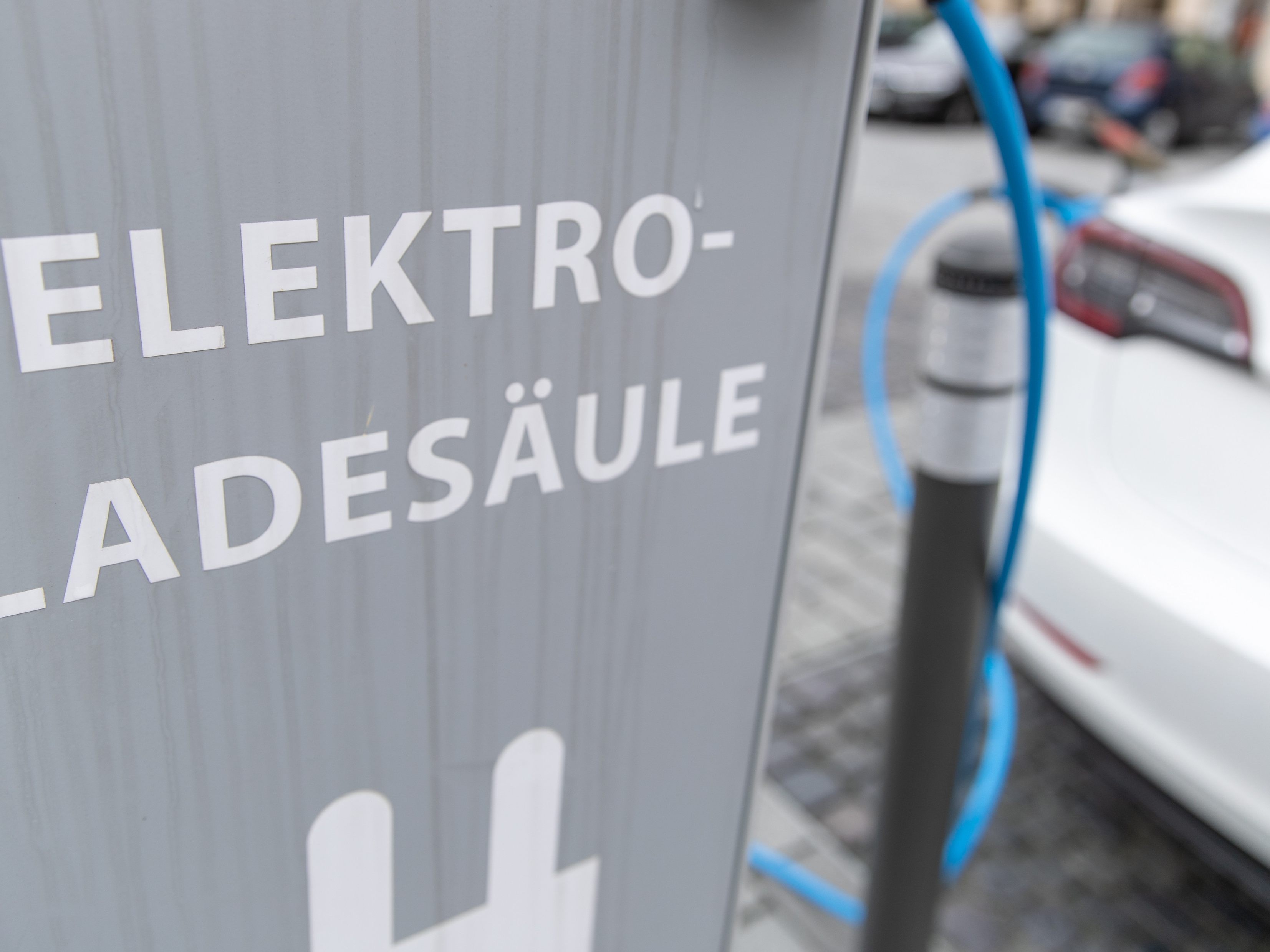 Eine neue Akkutechnologie soll E-Autos attraktiver machen. Eine neue Akkutechnologie soll E-Autos attraktiver machen.
