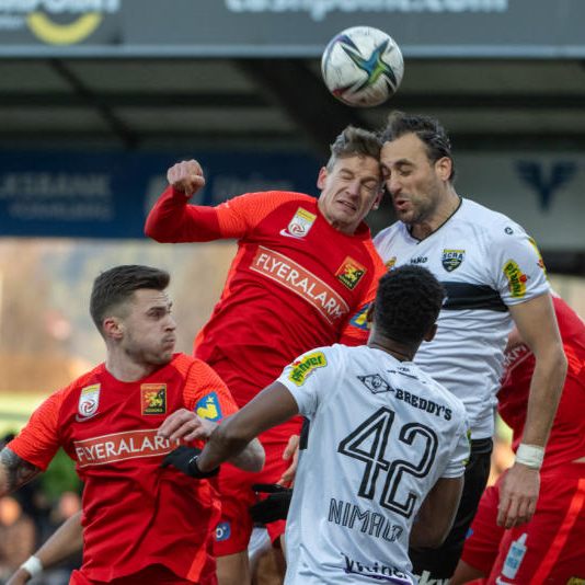 Nuhiu im Kopfballduell