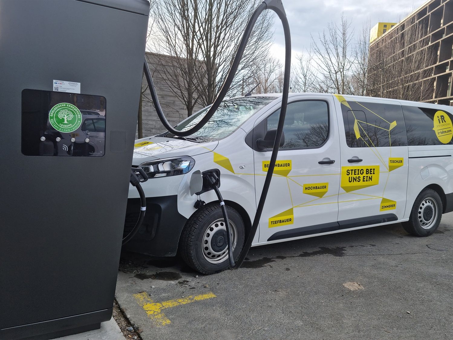 Für die Zukunft der E-Mobilität gerüstet: Der E-Ladepark bei der Unternehmenszentrale der i+R Gruppe in Lauterach. Für die Zukunft der E-Mobilität gerüstet: Der E-Ladepark bei der Unternehmenszentrale der i+R Gruppe in Lauterach.