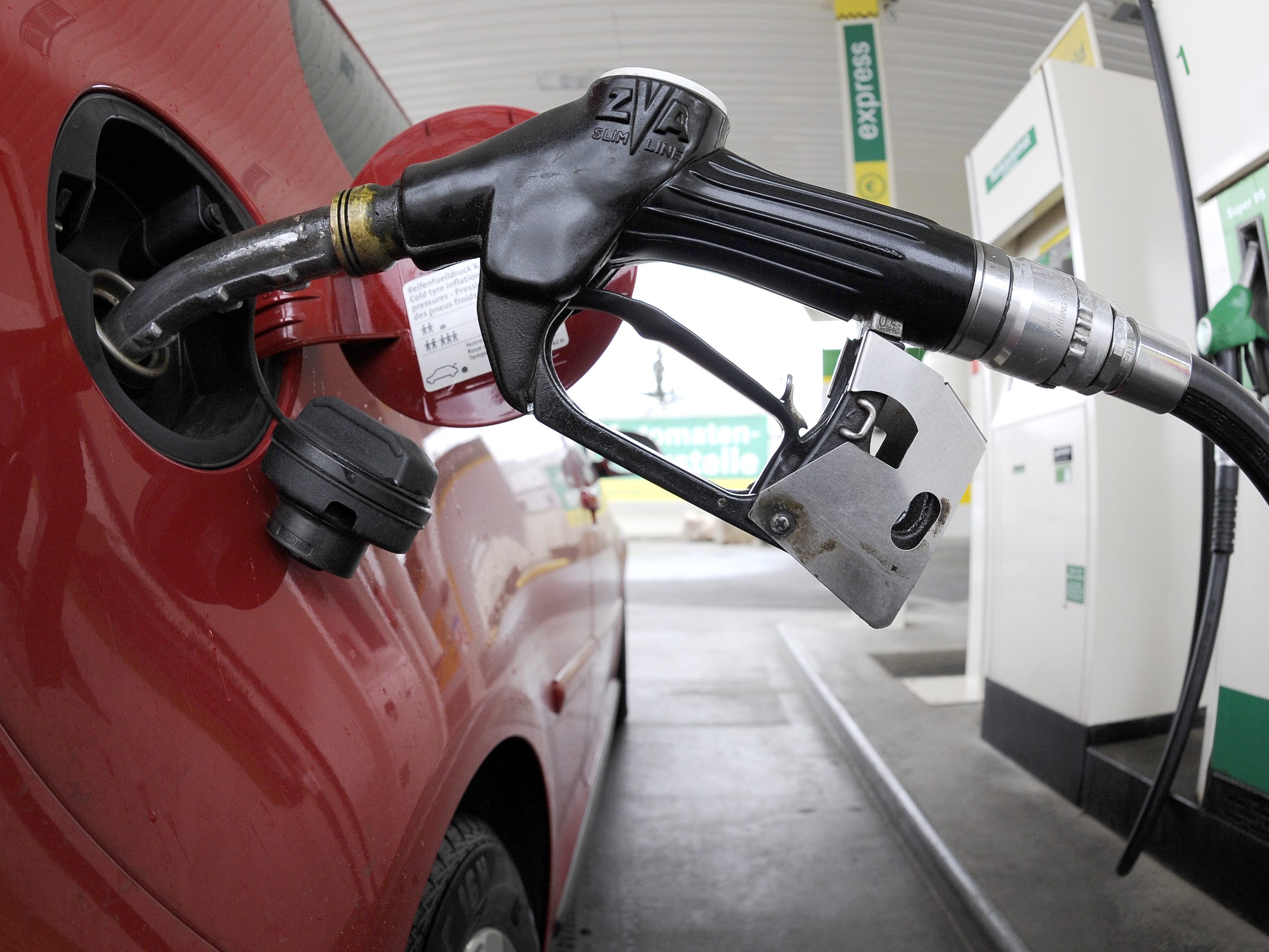 Benzin und Diesel nähern sich preislich an.