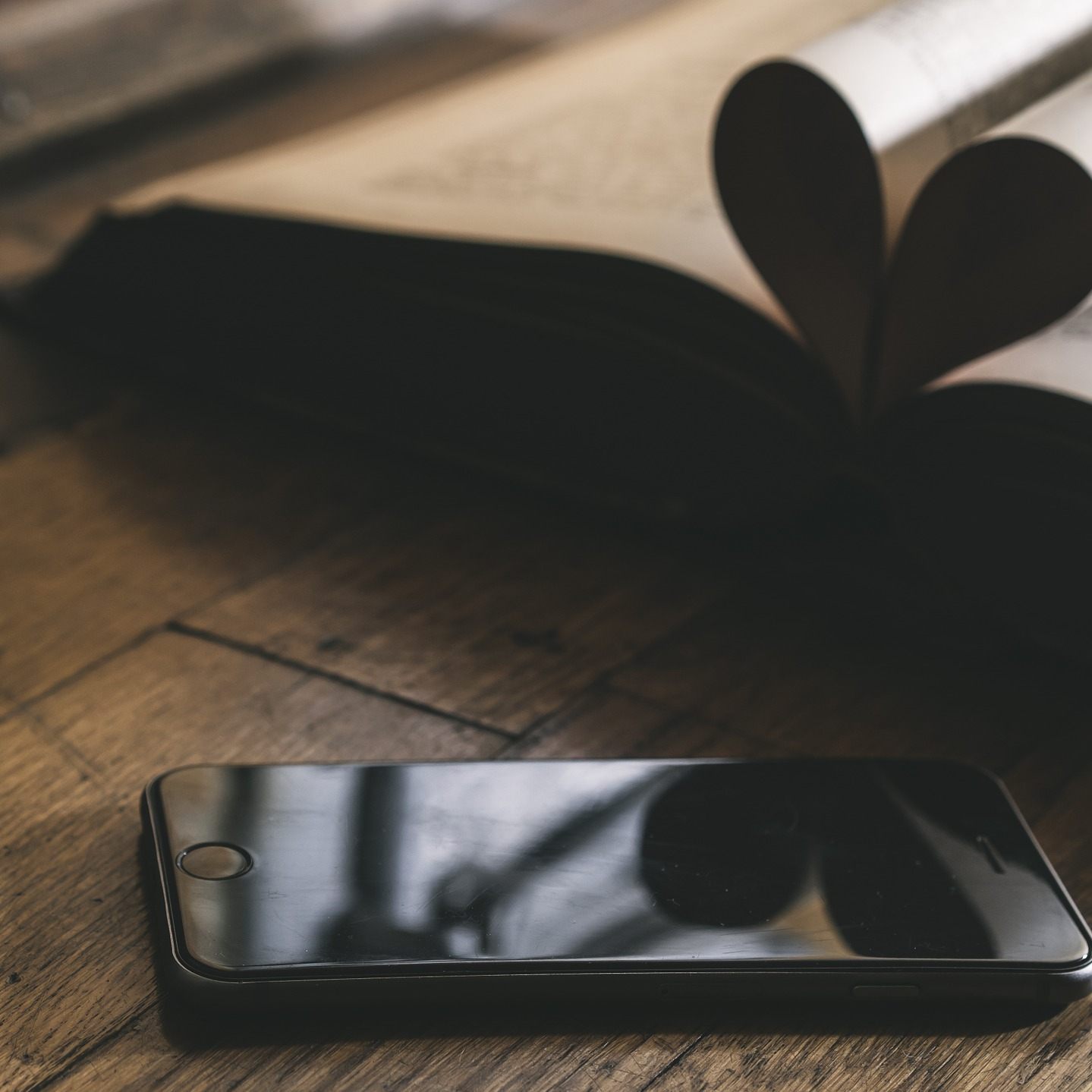 Einfach schnell eine nette Liebesbotschaft zum Valentinstag ins Handy tippen? Hier kommen Sprüche, die perfekt geeignet sind