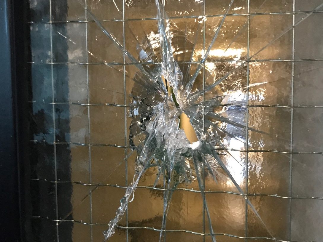 Der 24-Jährige, der eine Affäre mit der 19-Jährigen unterhielt, bedrohte diese und zerschlug eine Scheibe mit dem Messer. Der 24-Jährige, der eine Affäre mit der 19-Jährigen unterhielt, bedrohte diese und zerschlug eine Scheibe mit dem Messer.