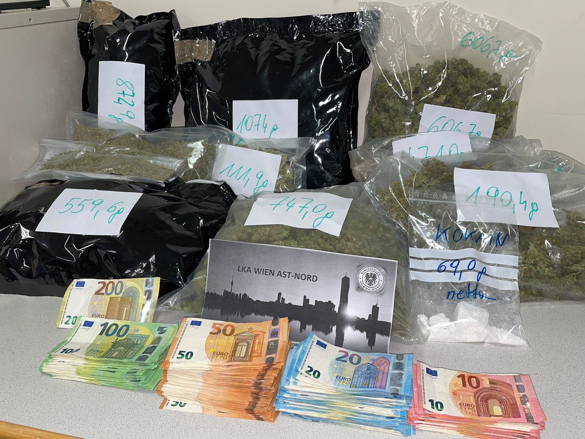 Die Polizei fand in der Wohnung zweier Dealer in Wien-Flordsdorf zirka fünf Kilo Marihuana und 69 Gramm Koakain, sowie einen Schlagring und Bargeld. Die Polizei fand in der Wohnung zweier Dealer in Wien-Flordsdorf zirka fünf Kilo Marihuana und 69 Gramm Koakain, sowie einen Schlagring und Bargeld.