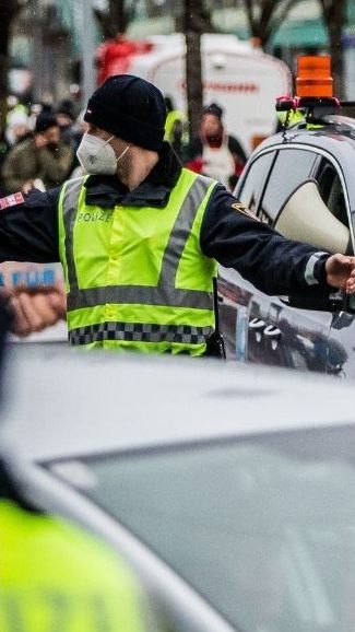 Die radikale Impfgegnerin, die im Februar mit ihrem Wagen auf Polizisten losfur, ist als Pflegerin in einem Altenheim tätig.