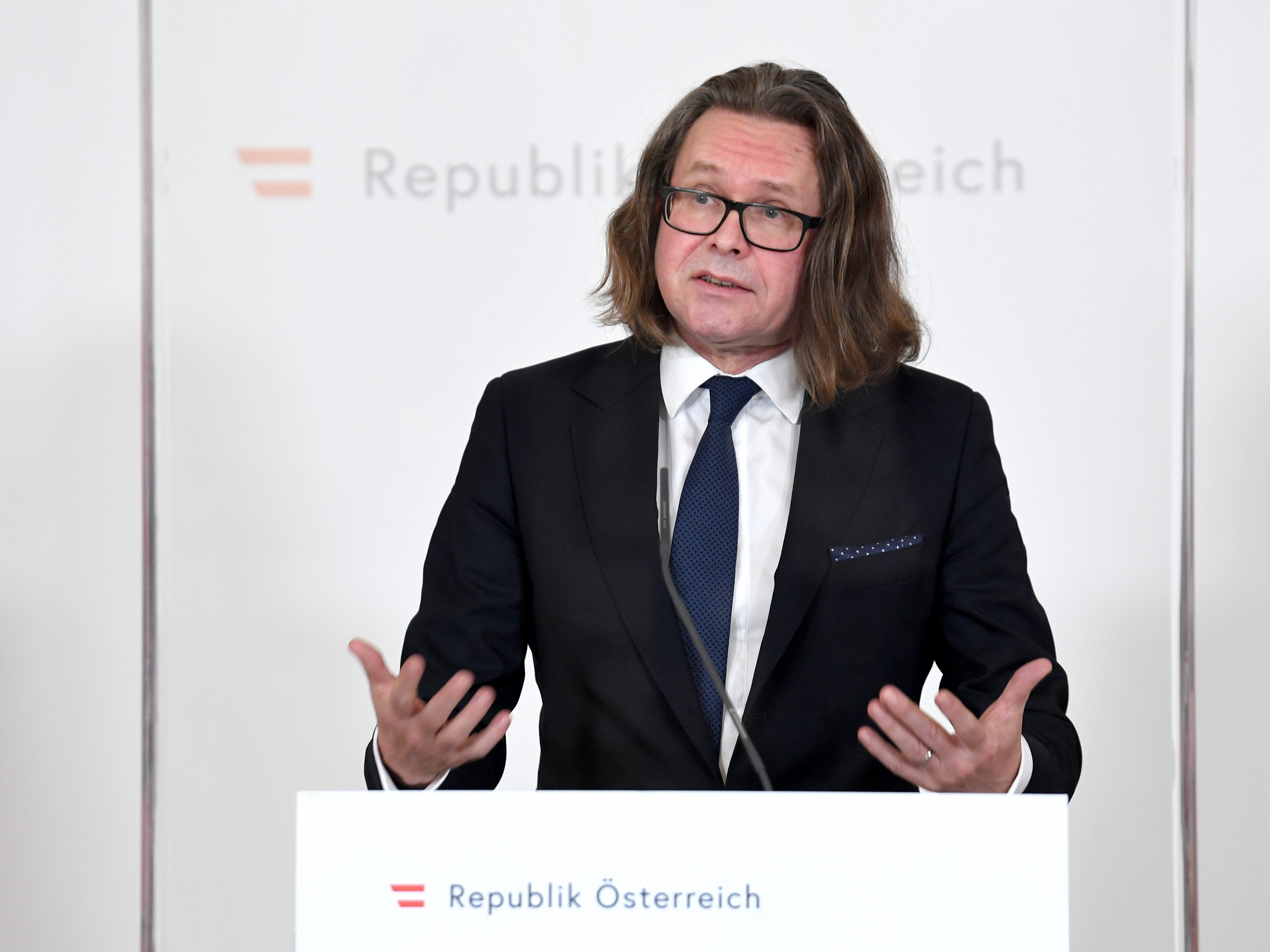 Minister Polaschek hält sich zu den Coronamaßnahmen in Schulen bedeckt.