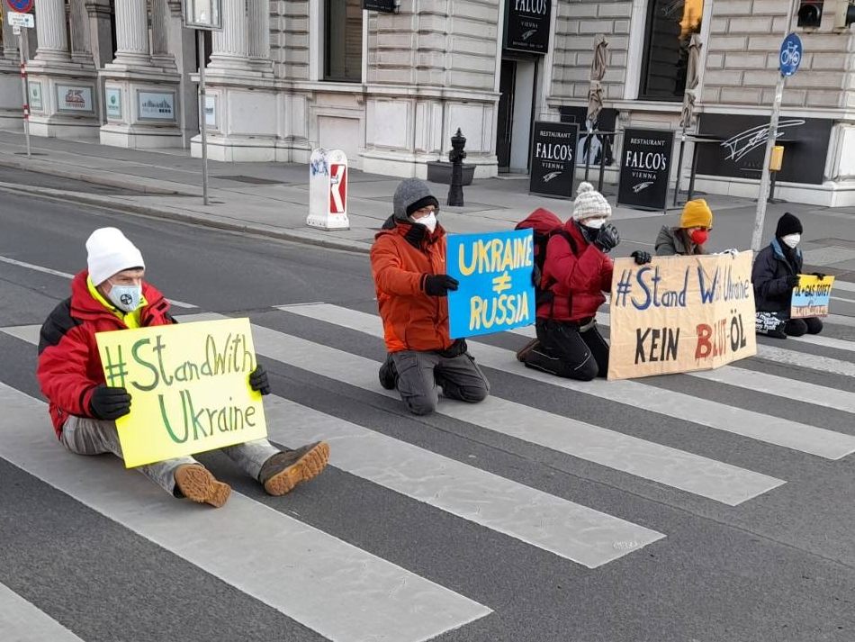 Aktivisten blockierten zur morgendlichen Stoßzeit am Montag eine Kreuzung beim Wiener Schwarzenbergplatz.