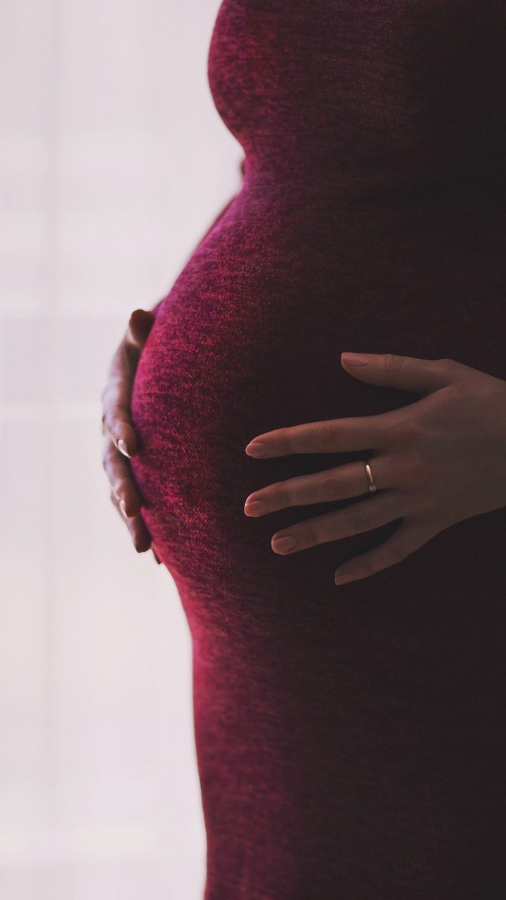 Viel besser als per riskanter Covid-19-Infektion können Schwangere ihr Baby durch eine Corona-Impfung schützen