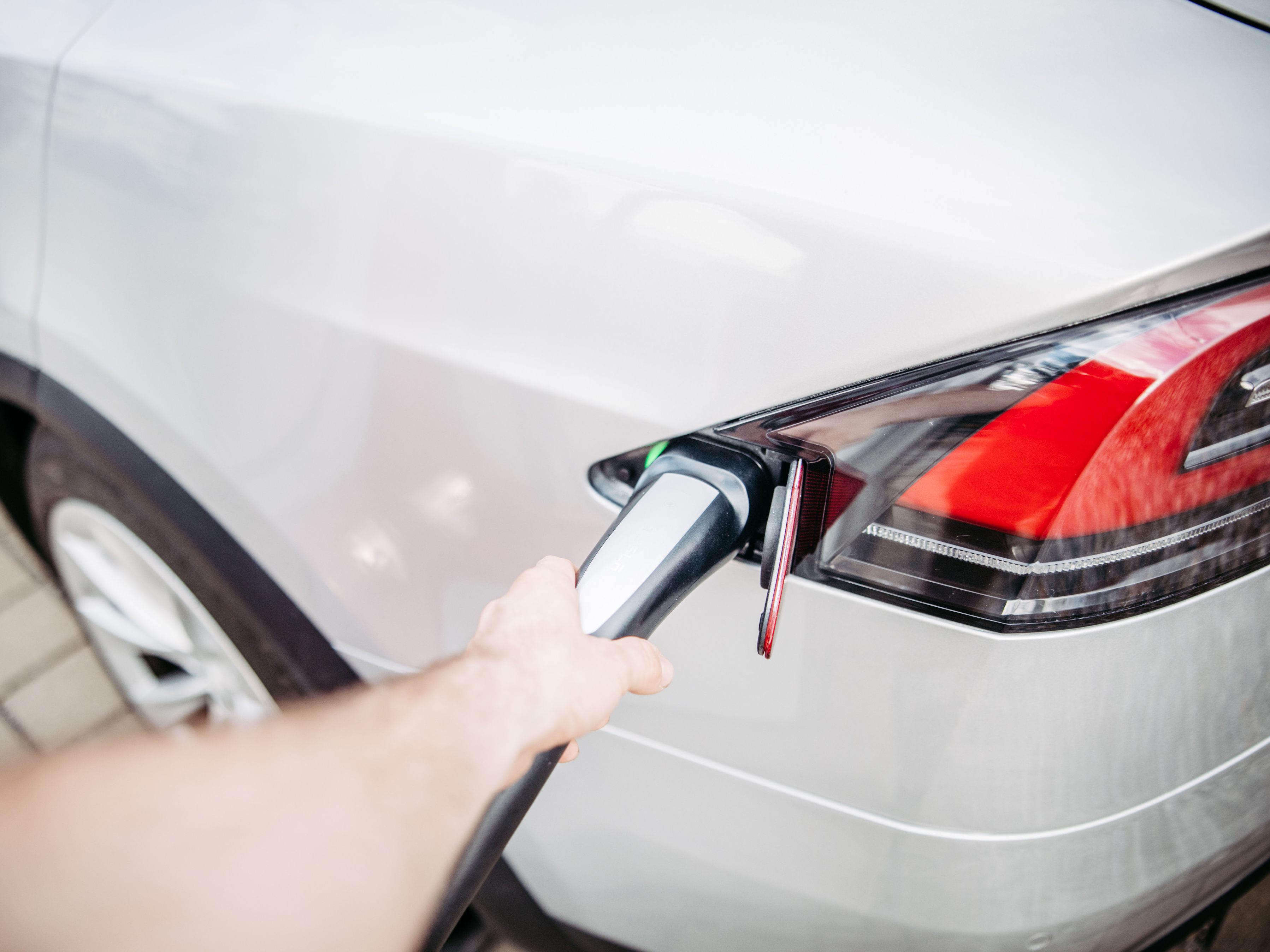 E-Autolenker dürfen sich 2022 auf eine Vergünstigung freuen.