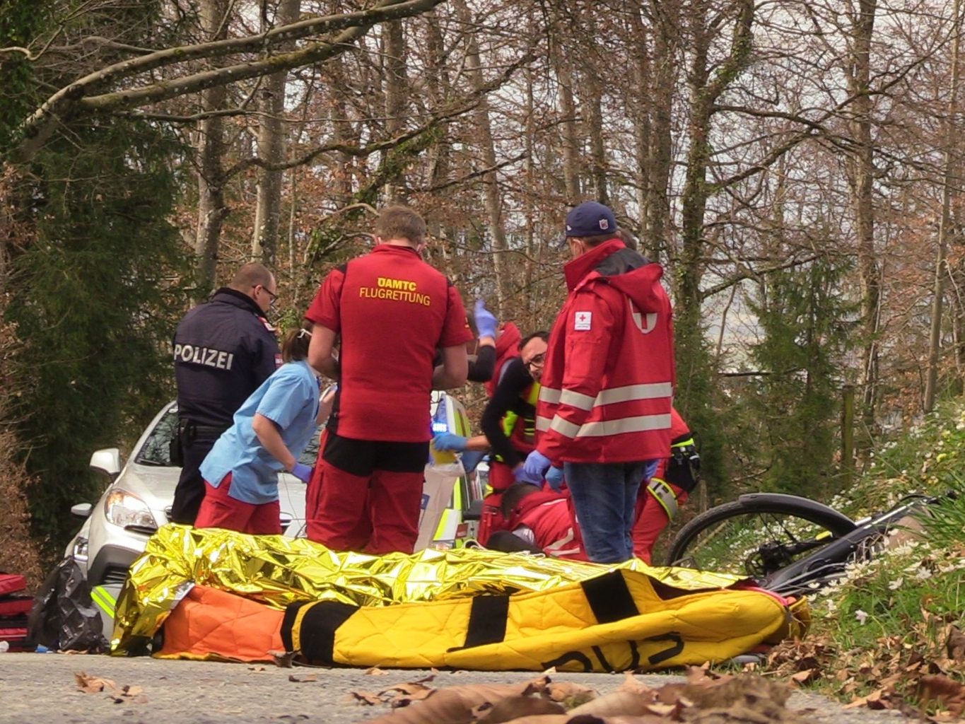 Der 75-jährige Radfahrer zog sich bei seinem Sturz schwere Kopfverletzungen zu.