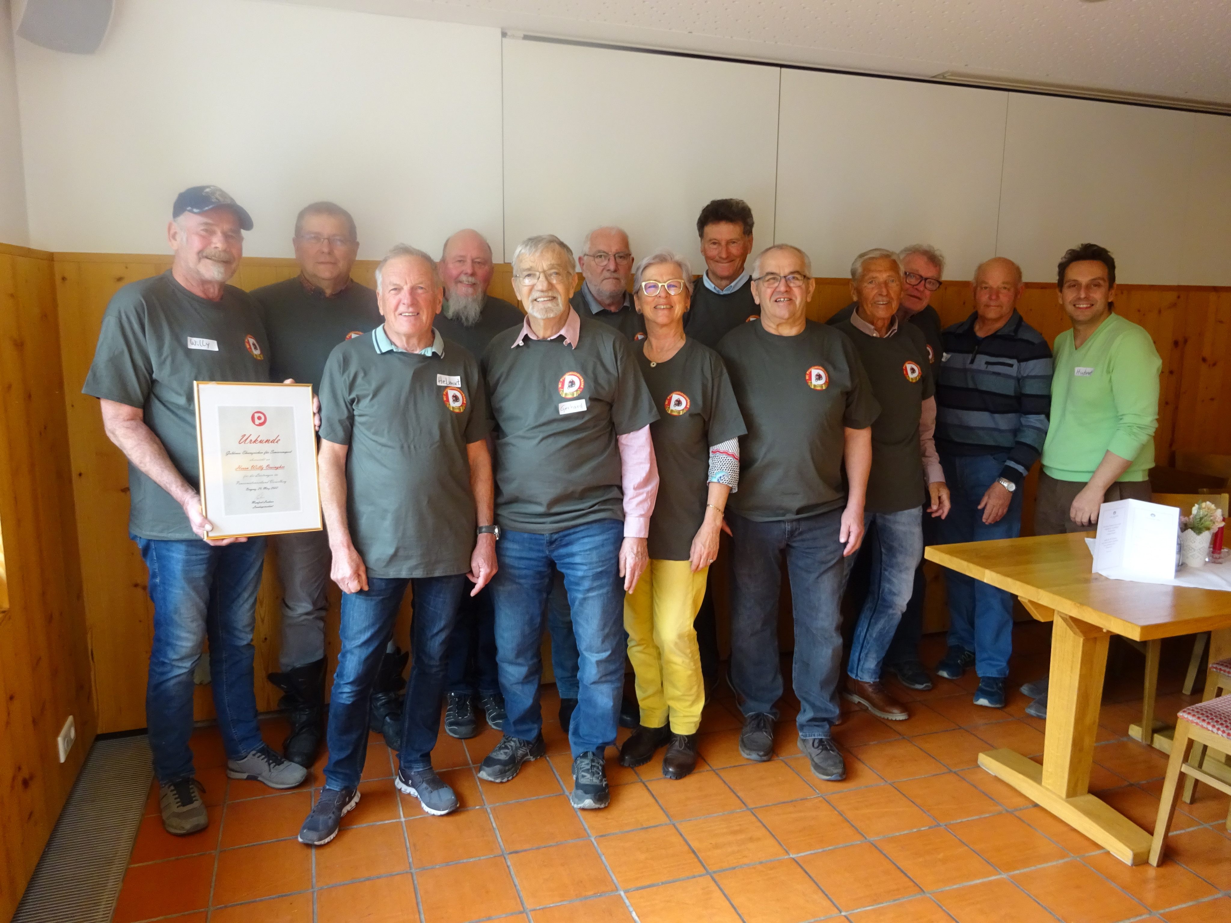 Einige Teilnehmer der 10 Jahresfeier der PVÖ-Motorradfahrer mit dem neuen Biker-Shirt.