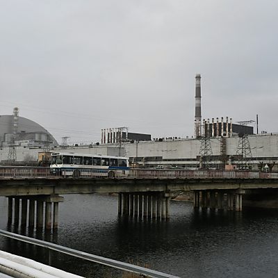 Stromleitungen durch Beschuss beschädigt