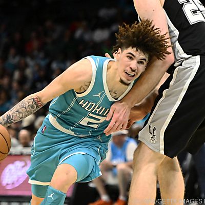 LaMelo Ball im Duell mit Jakob Pöltl