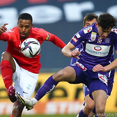 Harte Zweikämpfe in der Südstadt: Mustapha (l.) und Demaku