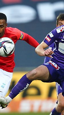 Harte Zweikämpfe in der Südstadt: Mustapha (l.) und Demaku