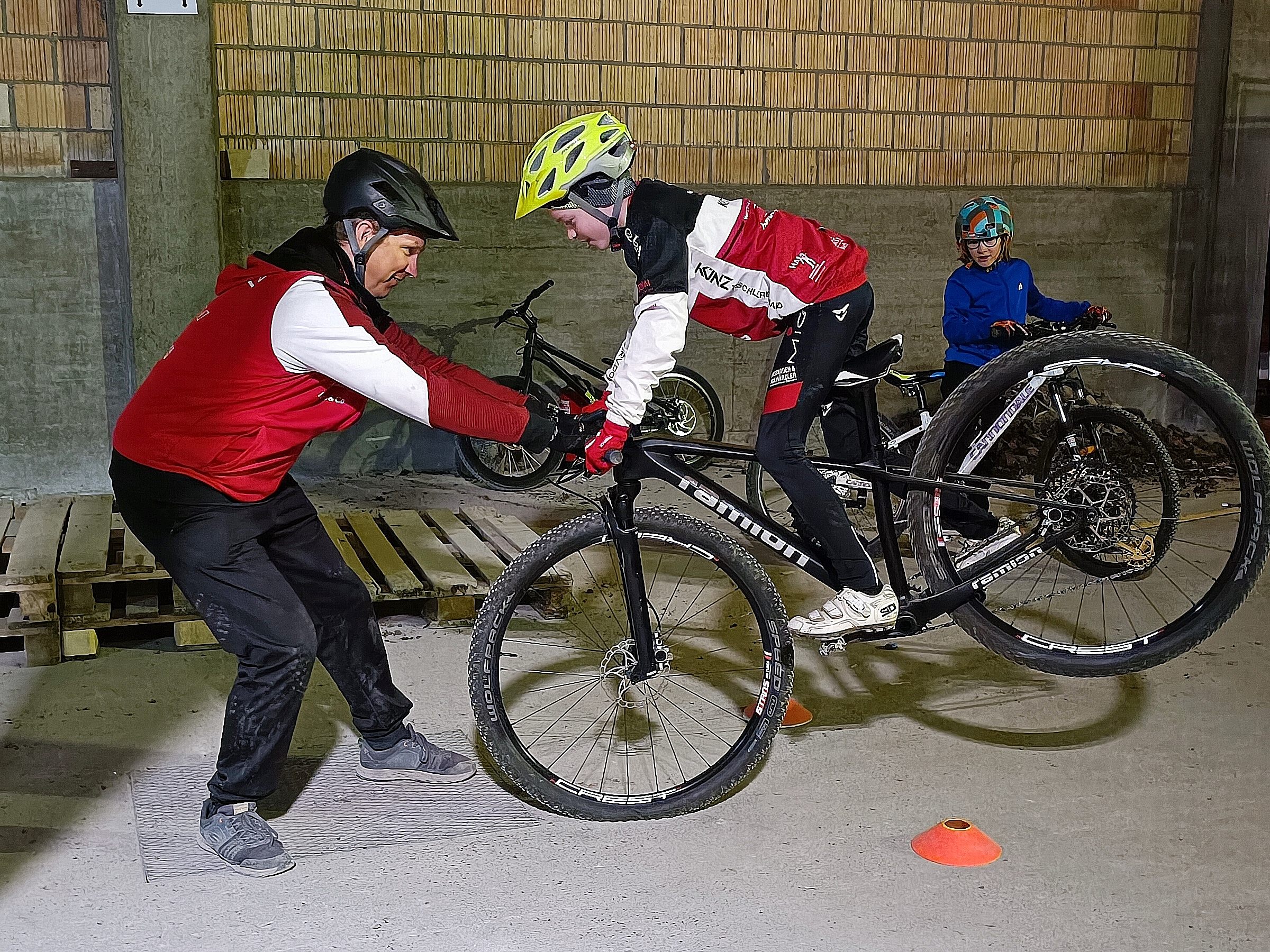 Trainer und MTB-Nachwuchs haben bei der neuen Trainingsmöglichkeit in der Halle viel Spaß.