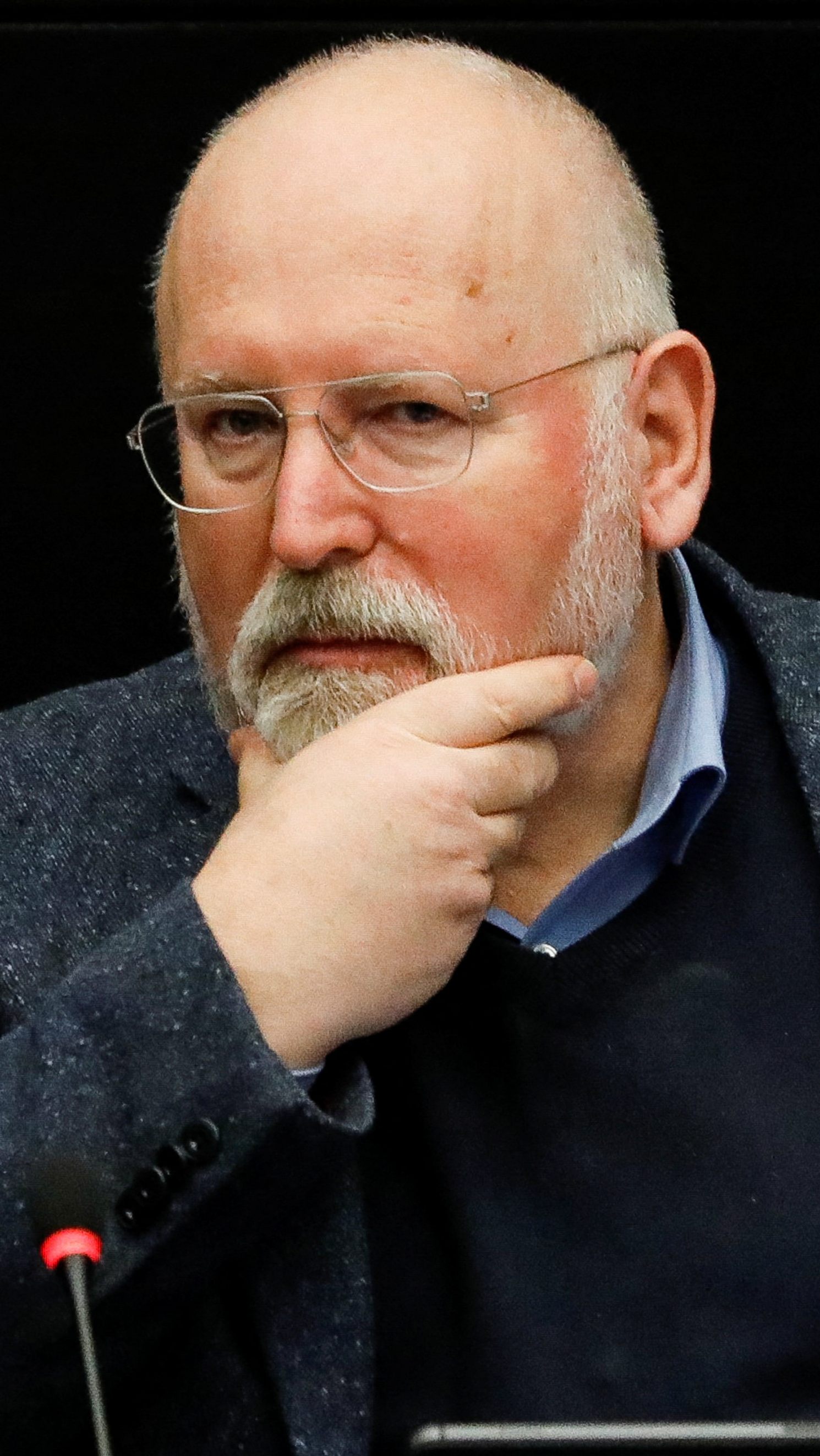 Der Vizepräsident der EU-Kommission Frans Timmermans verteidigte den Verzicht der EU auf ein ÖL- und Gas-Embargo.