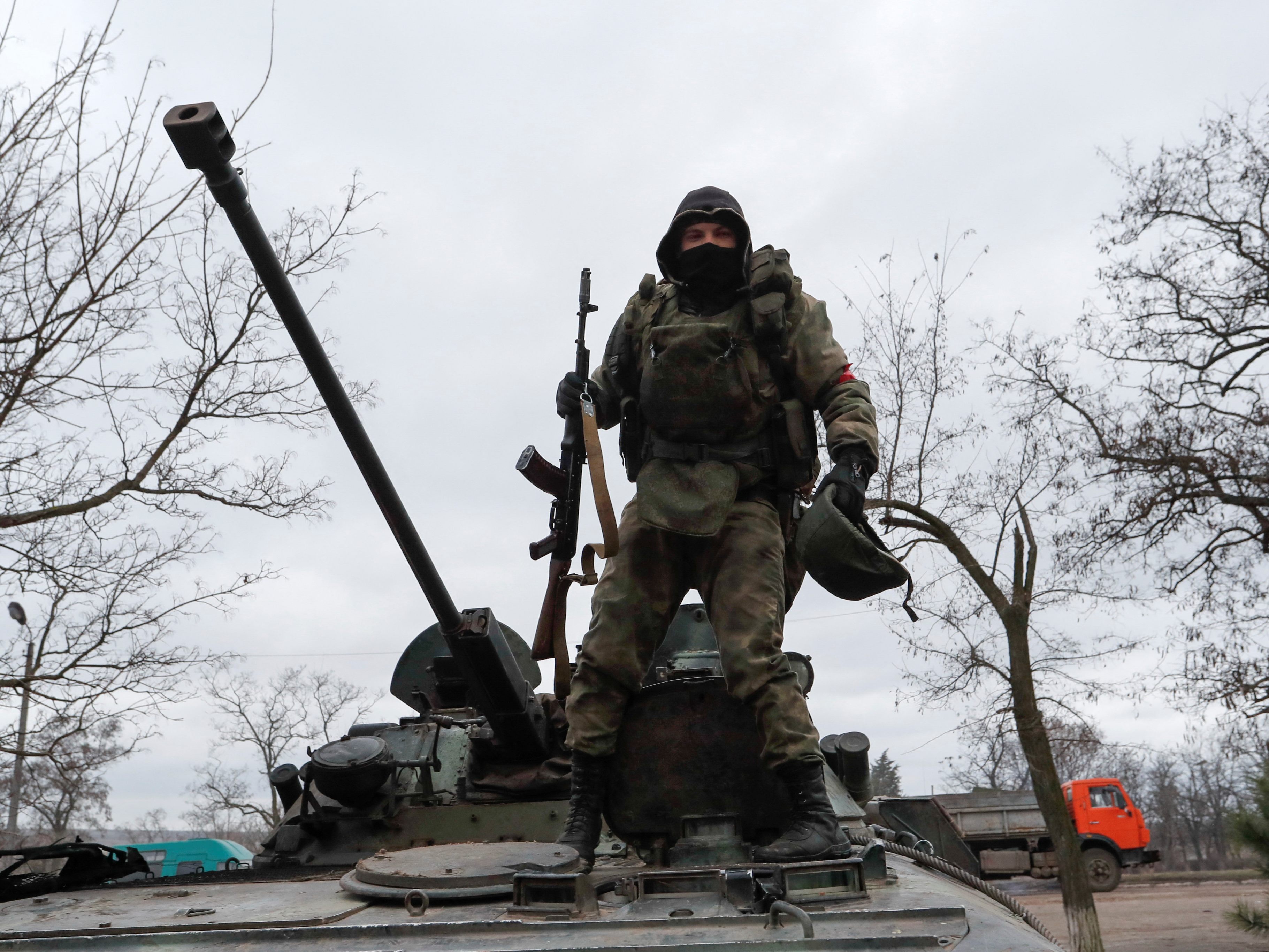 Russische Truppen (Bild) attackieren immer mehr ukrainische Städte - nun wird befürchtet Berlarus könnte eingreifen.