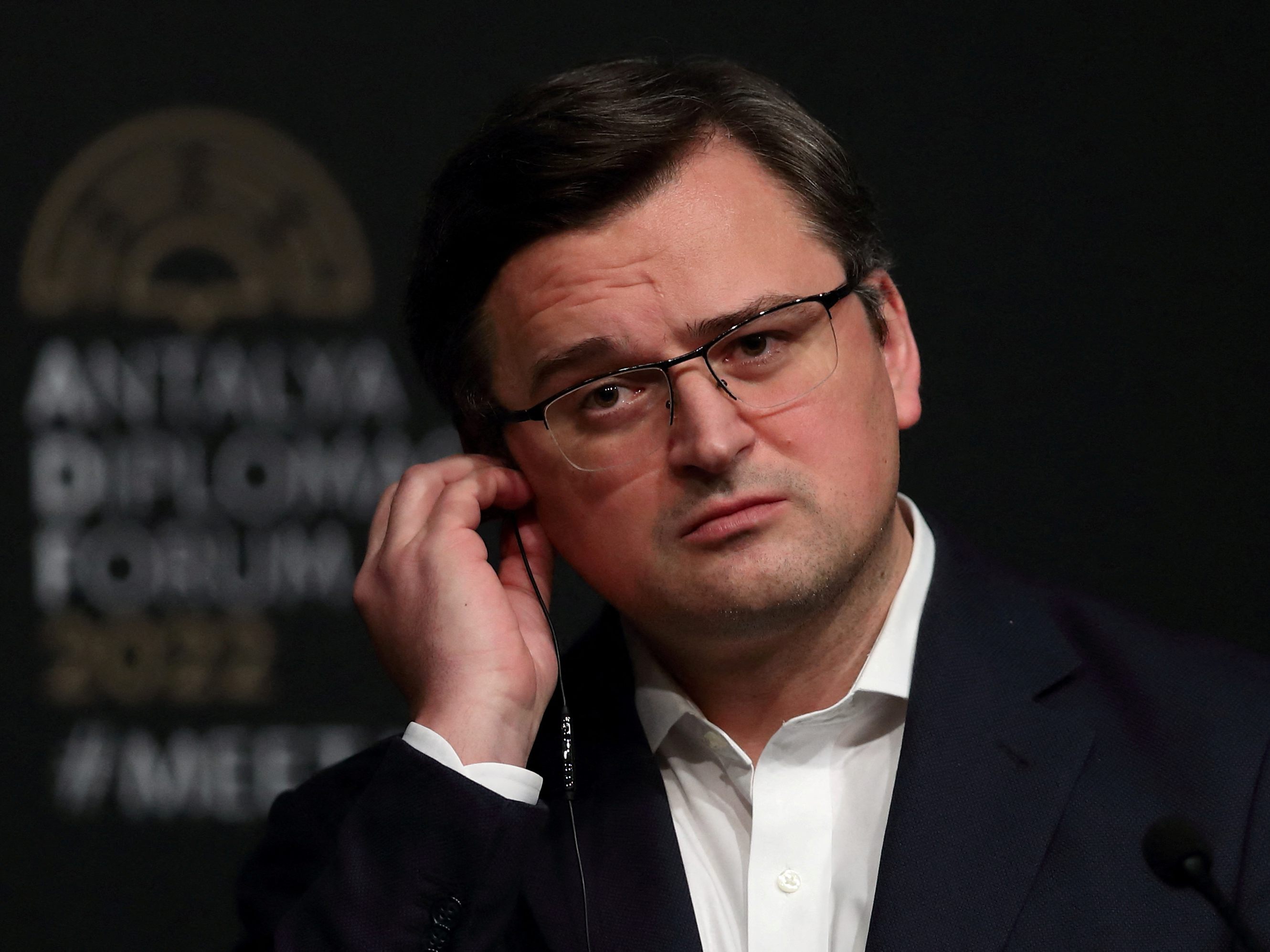 Ukraines Außenminister Kuleba sprach auf Twitter von einem "entsetzlichen Kriegsverbrechen in Mariupol". Ukraines Außenminister Kuleba sprach auf Twitter von einem "entsetzlichen Kriegsverbrechen in Mariupol".