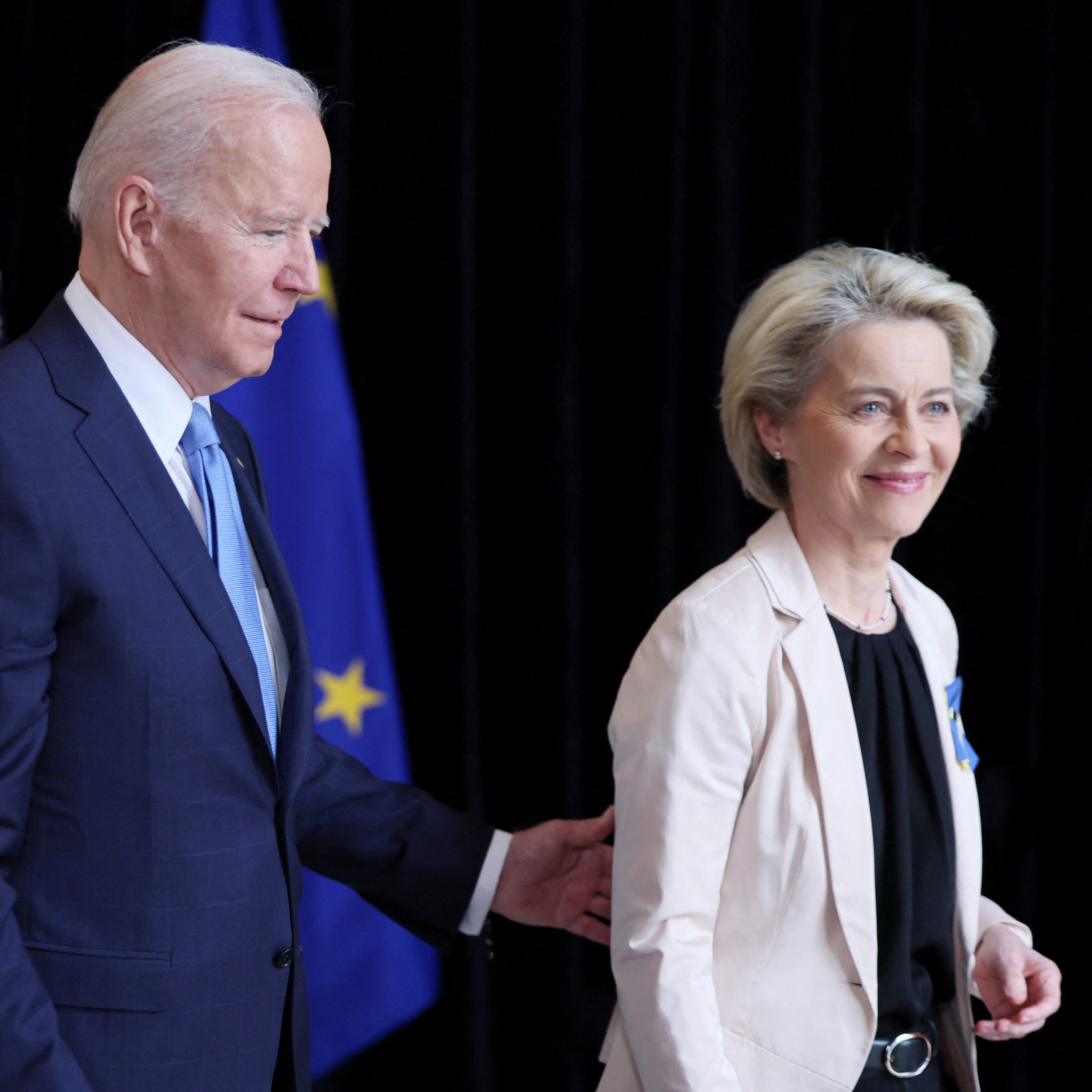 Gemeinsam mit US-Präsident Joe Biden unterzeichnete EU-Kommissionspräsidentin Ursula von der Leyen einen Vertrag über Gaslieferungen aus der USA.