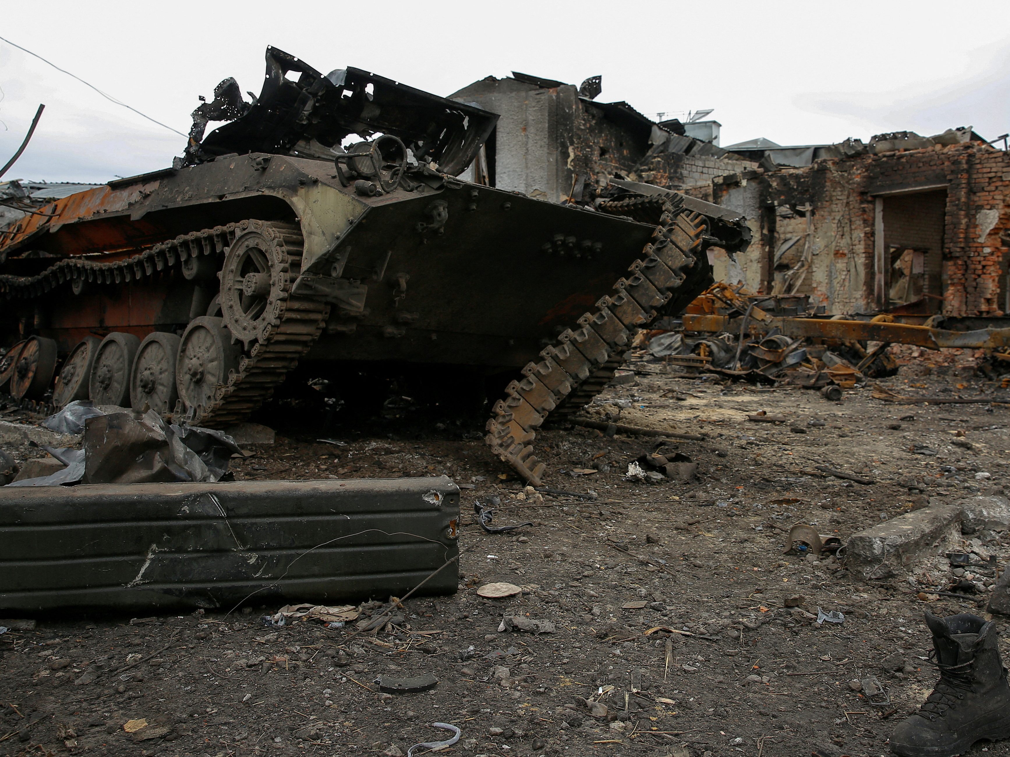 Ein zerstörter russischer Panzer in der Ukraine. Ein zerstörter russischer Panzer in der Ukraine.