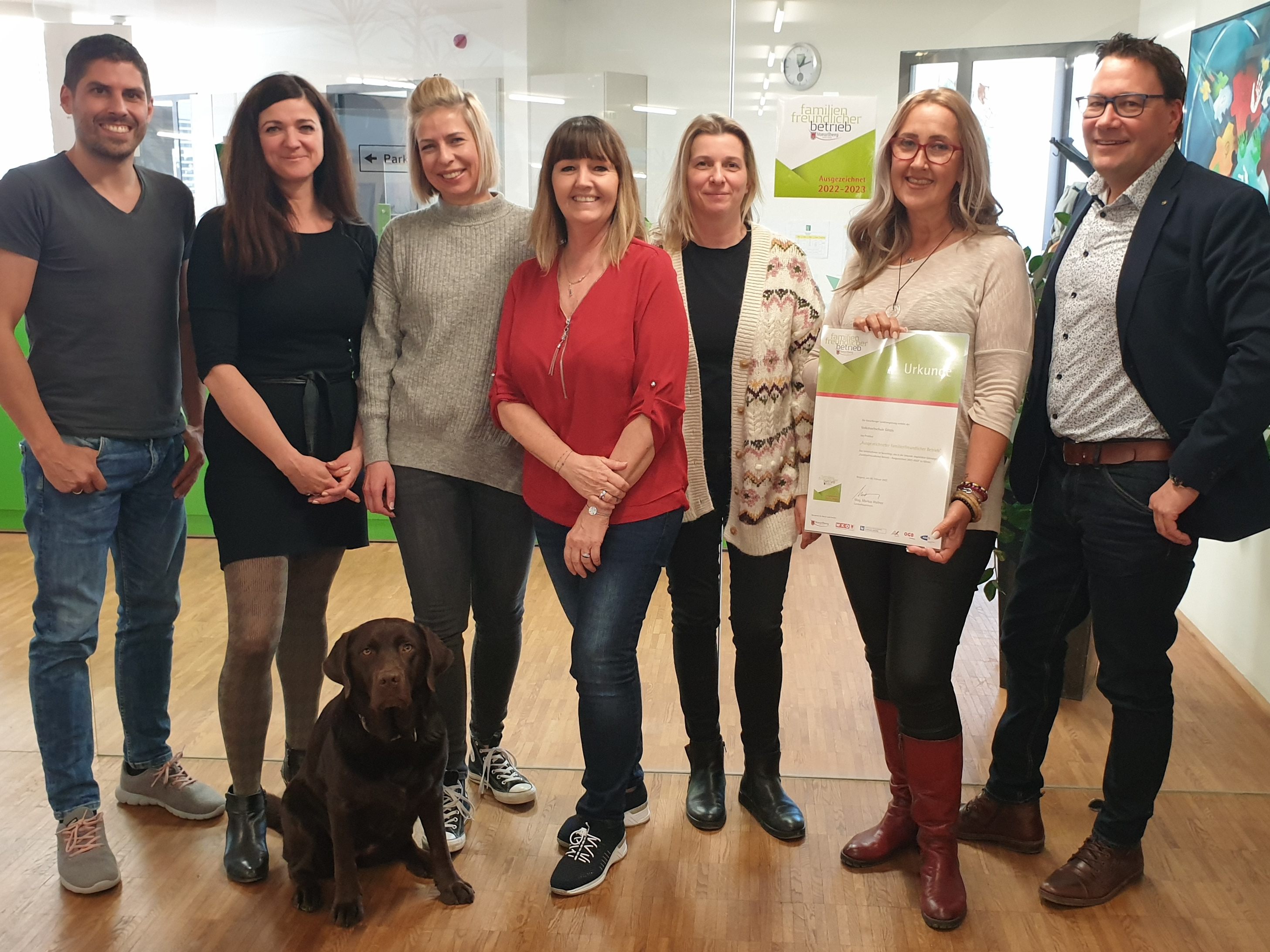 Das Team der VHS freut sich über die erworbene Auszeichnung zum familienfreundlichen Betrieb 2022/2023. Das Team der VHS freut sich über die erworbene Auszeichnung zum familienfreundlichen Betrieb 2022/2023.