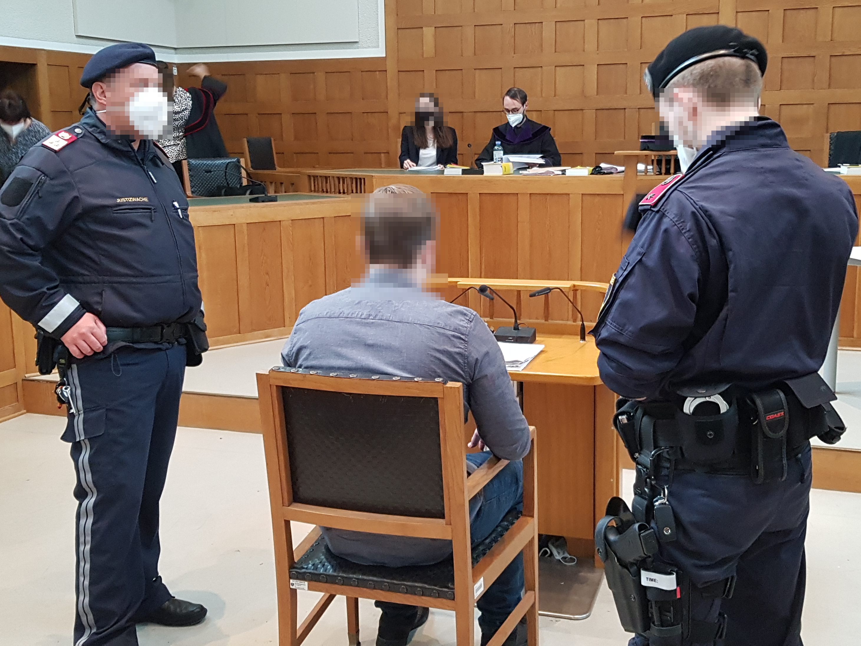 24-jähriger Schweizer soll ihm unbekannte Frau auf der Straße mit Messer attackiert haben 24-jähriger Schweizer soll ihm unbekannte Frau auf der Straße mit Messer attackiert haben