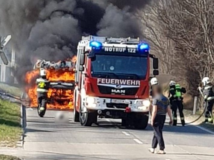 Klein-Lkw brannte in der Alberner Hafenzufahrtsstraße in Wien-Simmering. Klein-Lkw brannte in der Alberner Hafenzufahrtsstraße in Wien-Simmering.
