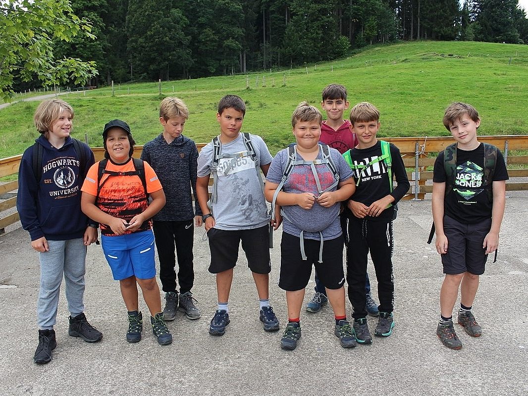 Das Jugendteam der Katholischen Kirche organisiert das ganze Jahr über verschiedene Aktivitäten und Ausflüge, die bei den Kindern und Jugendlichen auf große Begeisterung stoßen.