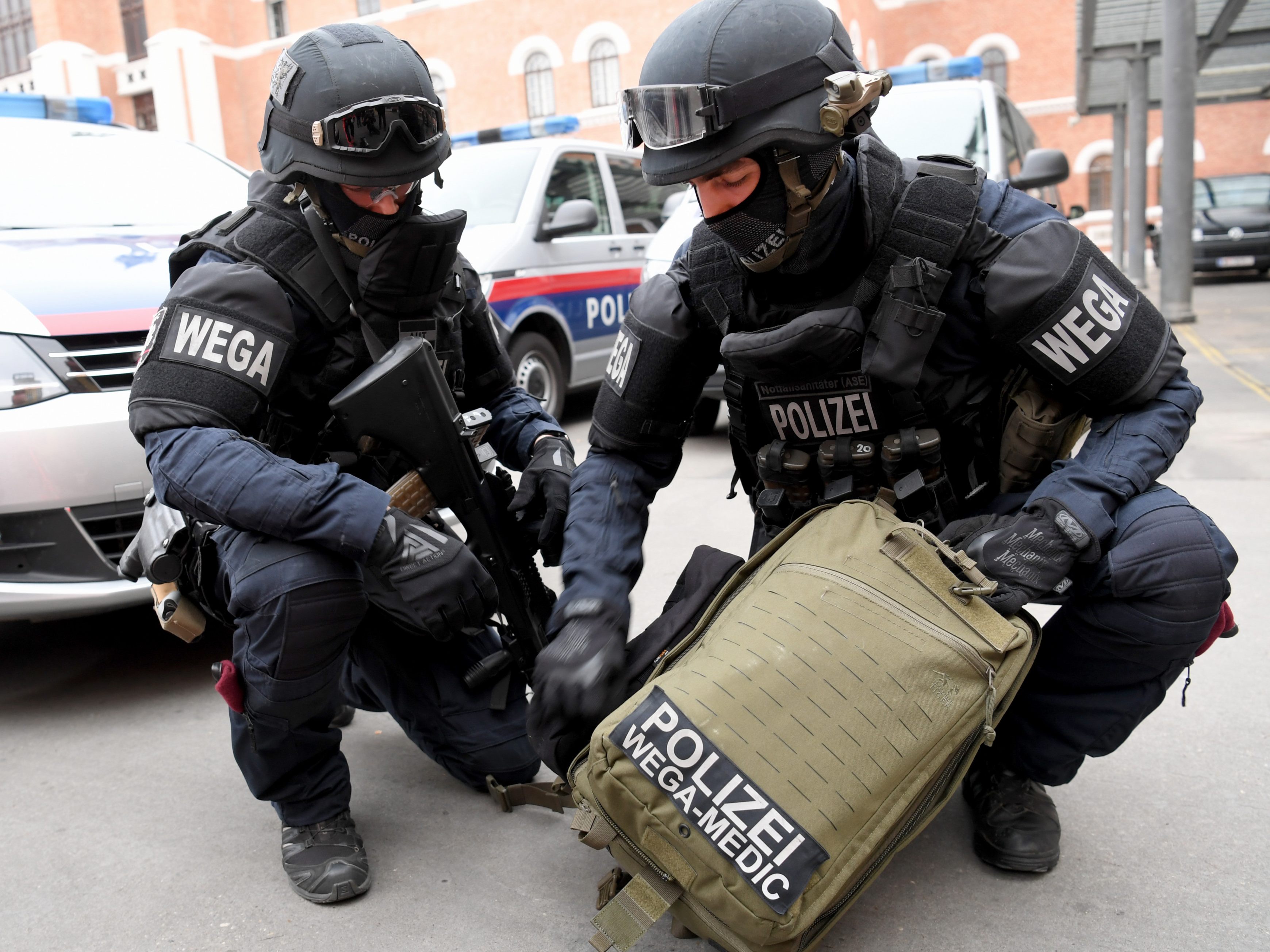 Medizinisch ausgebilete WEGA-Beamte hantieren mit einem, mit medizinischen Materialien bestückten, Notfallrucksack im Rahmen einer Präsentation in Wien. Medizinisch ausgebilete WEGA-Beamte hantieren mit einem, mit medizinischen Materialien bestückten, Notfallrucksack im Rahmen einer Präsentation in Wien.