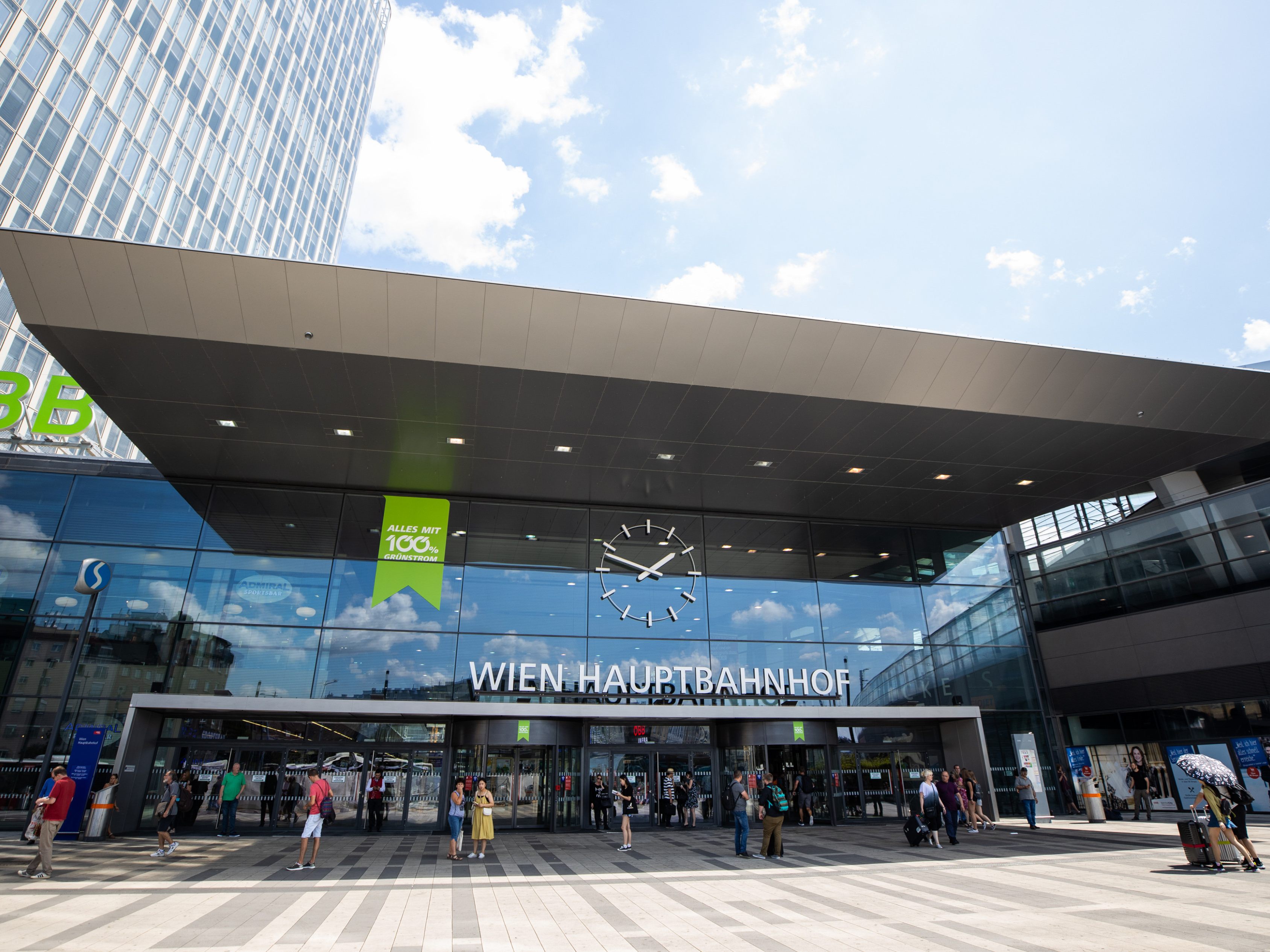 Am Wiener Hauptbahnhof hat die Caritas eine Notschlafstelle für Flüchtlinge eingerichtet Am Wiener Hauptbahnhof hat die Caritas eine Notschlafstelle für Flüchtlinge eingerichtet