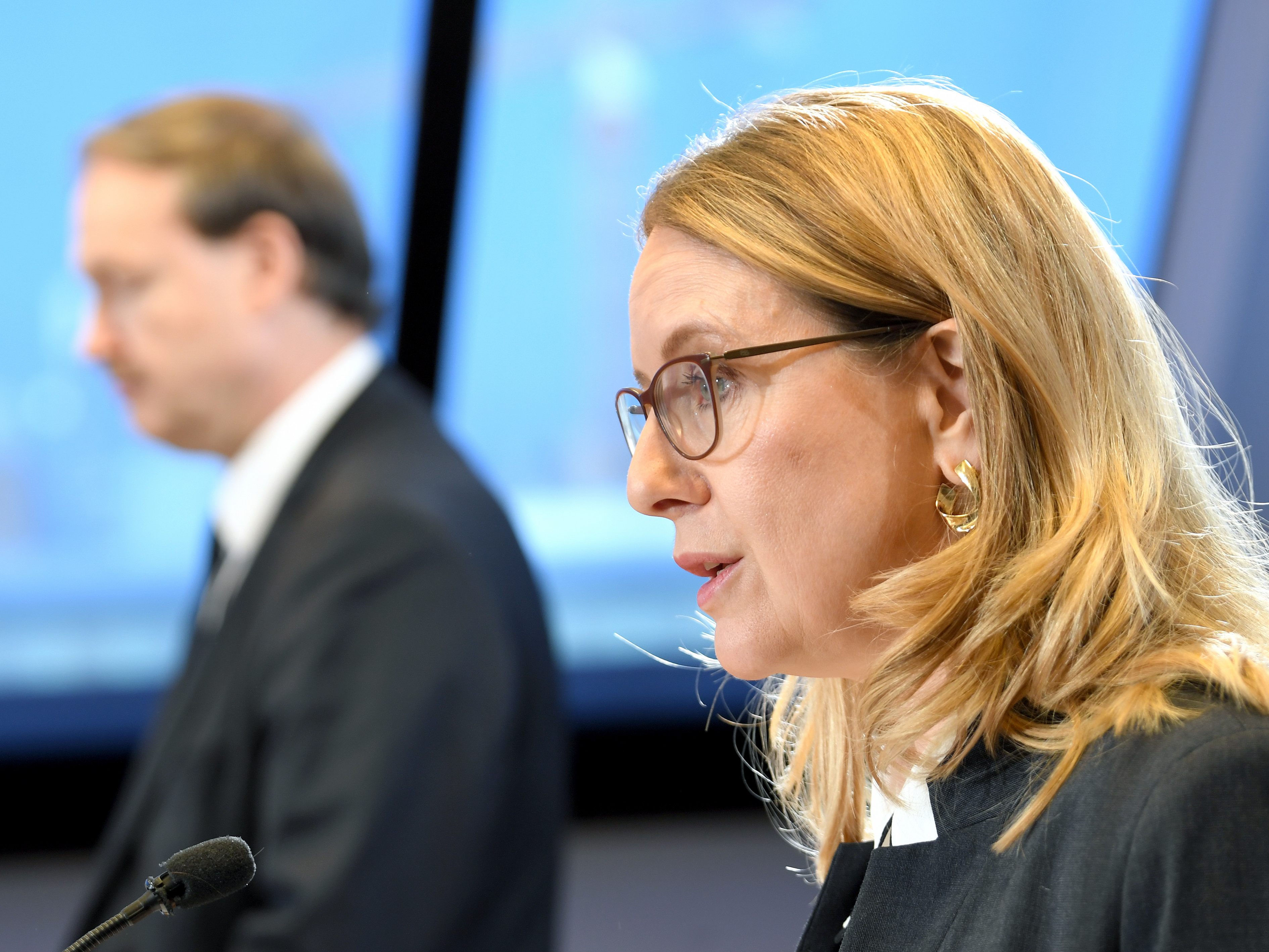 Laut Ministerin Schramböck hält Gazprom die Verträge ein. Laut Ministerin Schramböck hält Gazprom die Verträge ein.