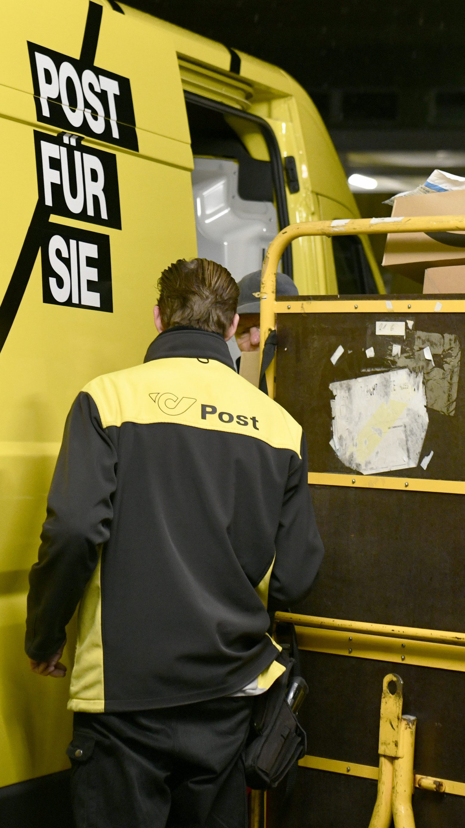 Die Post machte 2021 mehr Umsatz mit Paketen als mit Briefen.