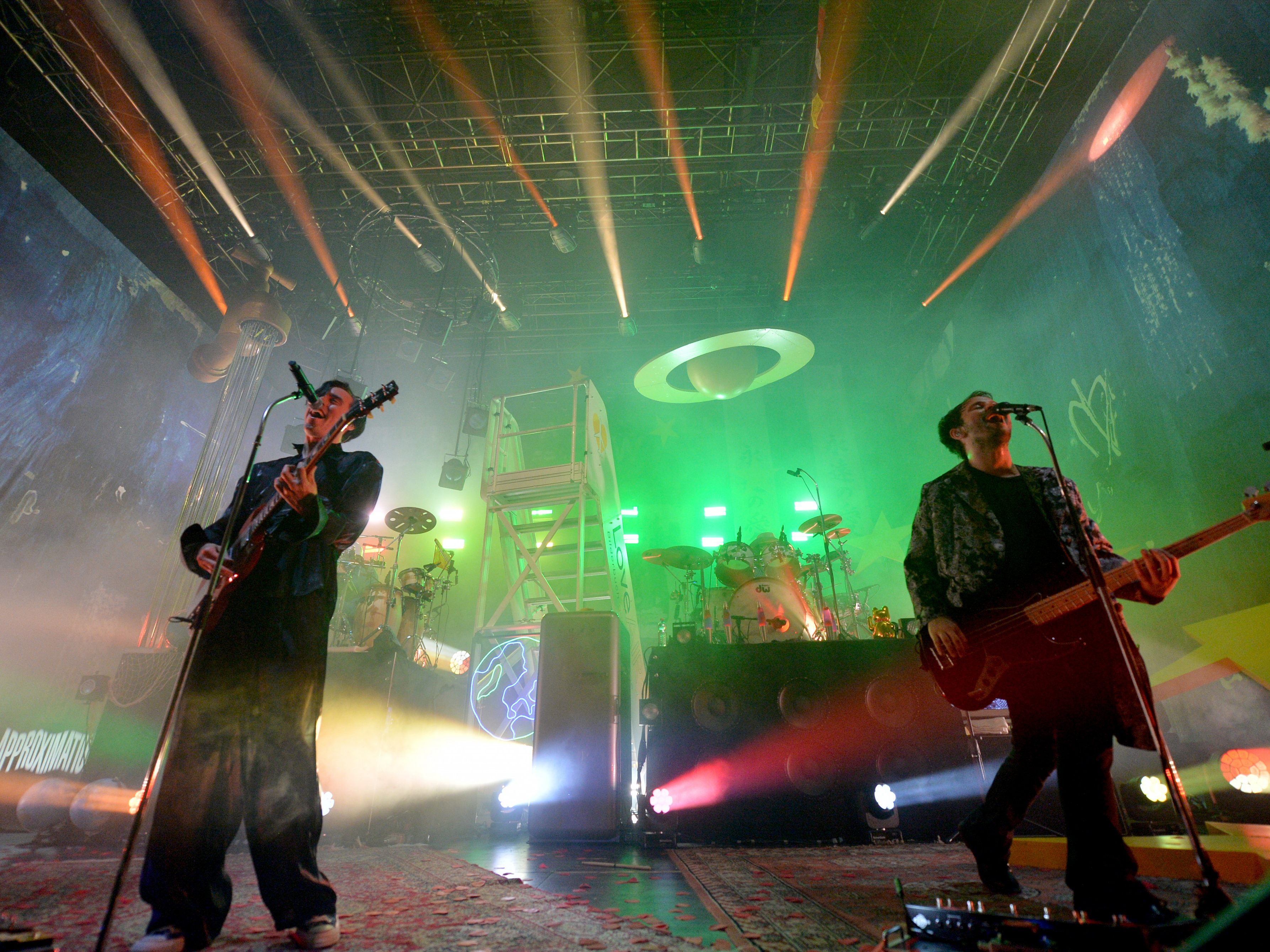 Unter anderem spielen Bilderbuch beim Benefizkonzert im Happel-Stadion Unter anderem spielen Bilderbuch beim Benefizkonzert im Happel-Stadion