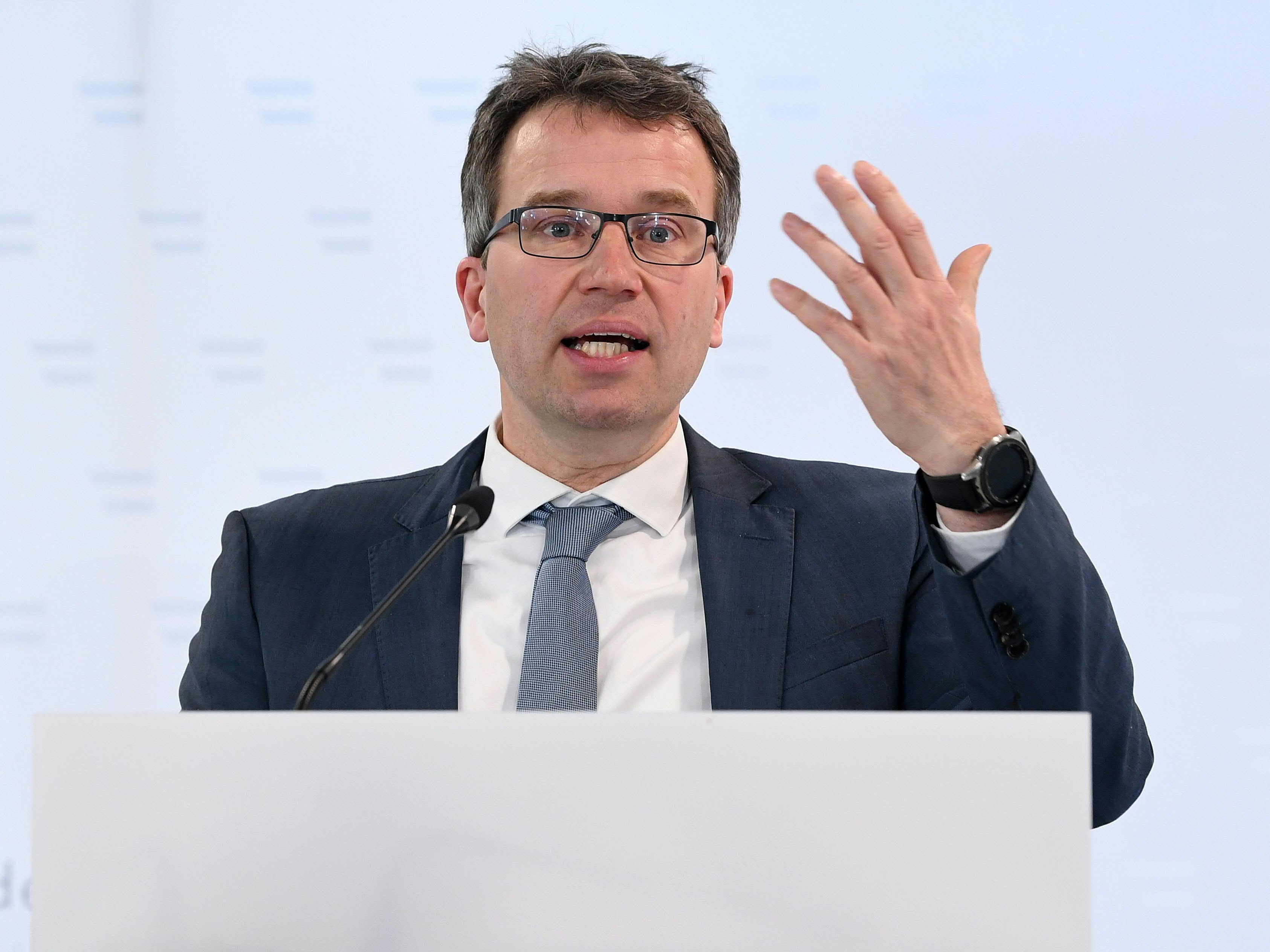 Laut Johannes Kopf erhöht sich die Zahl der Frauen am Arbeitsmarkt durch eine Maßnahme. Laut Johannes Kopf erhöht sich die Zahl der Frauen am Arbeitsmarkt durch eine Maßnahme.