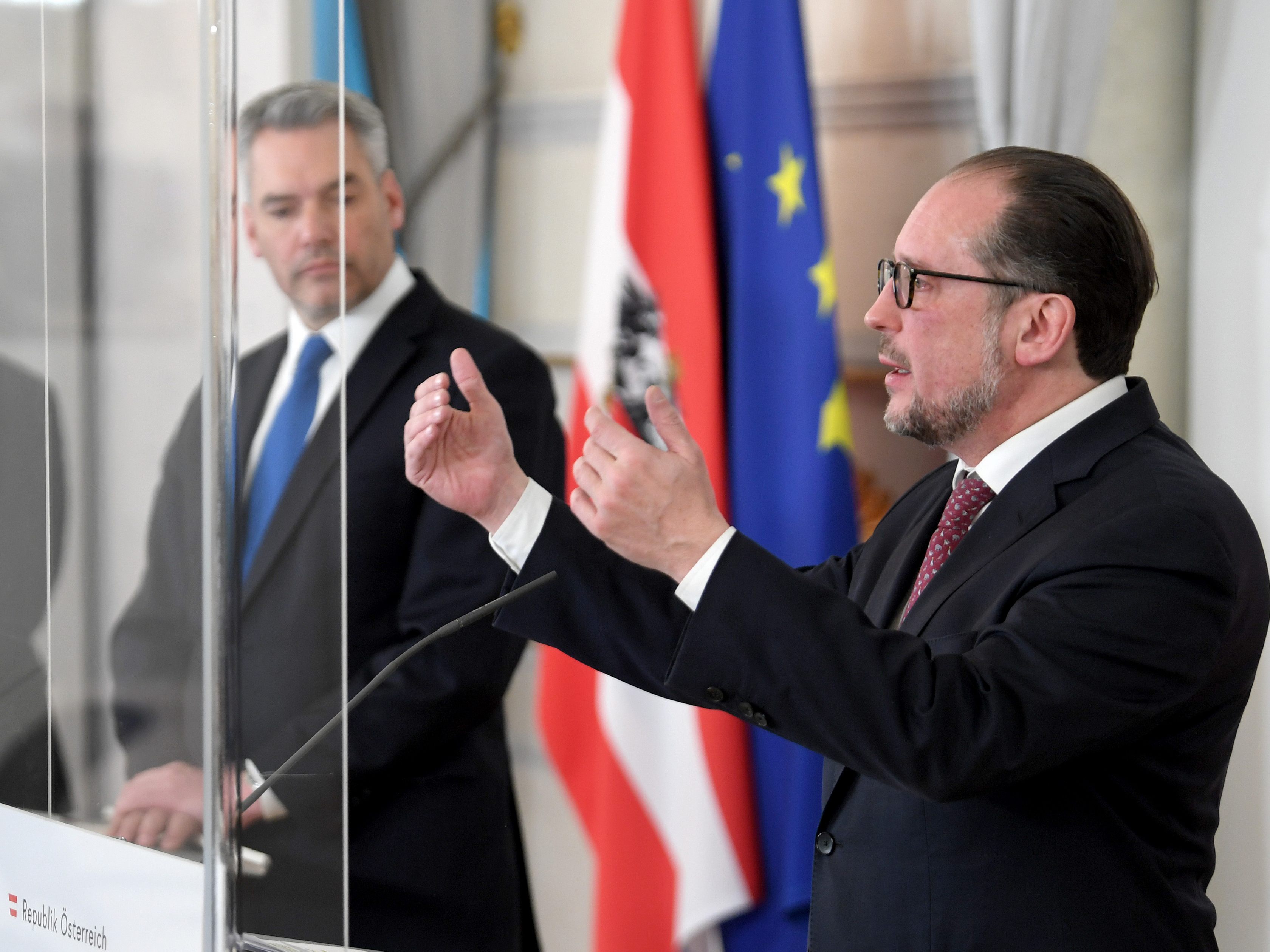 Außenminister Alexander Schallenberg (ÖVP) arbeitet gemeinsam mit der EU und den USA an einem vierten Sanktionspaket gegen Russland. Außenminister Alexander Schallenberg (ÖVP) arbeitet gemeinsam mit der EU und den USA an einem vierten Sanktionspaket gegen Russland.
