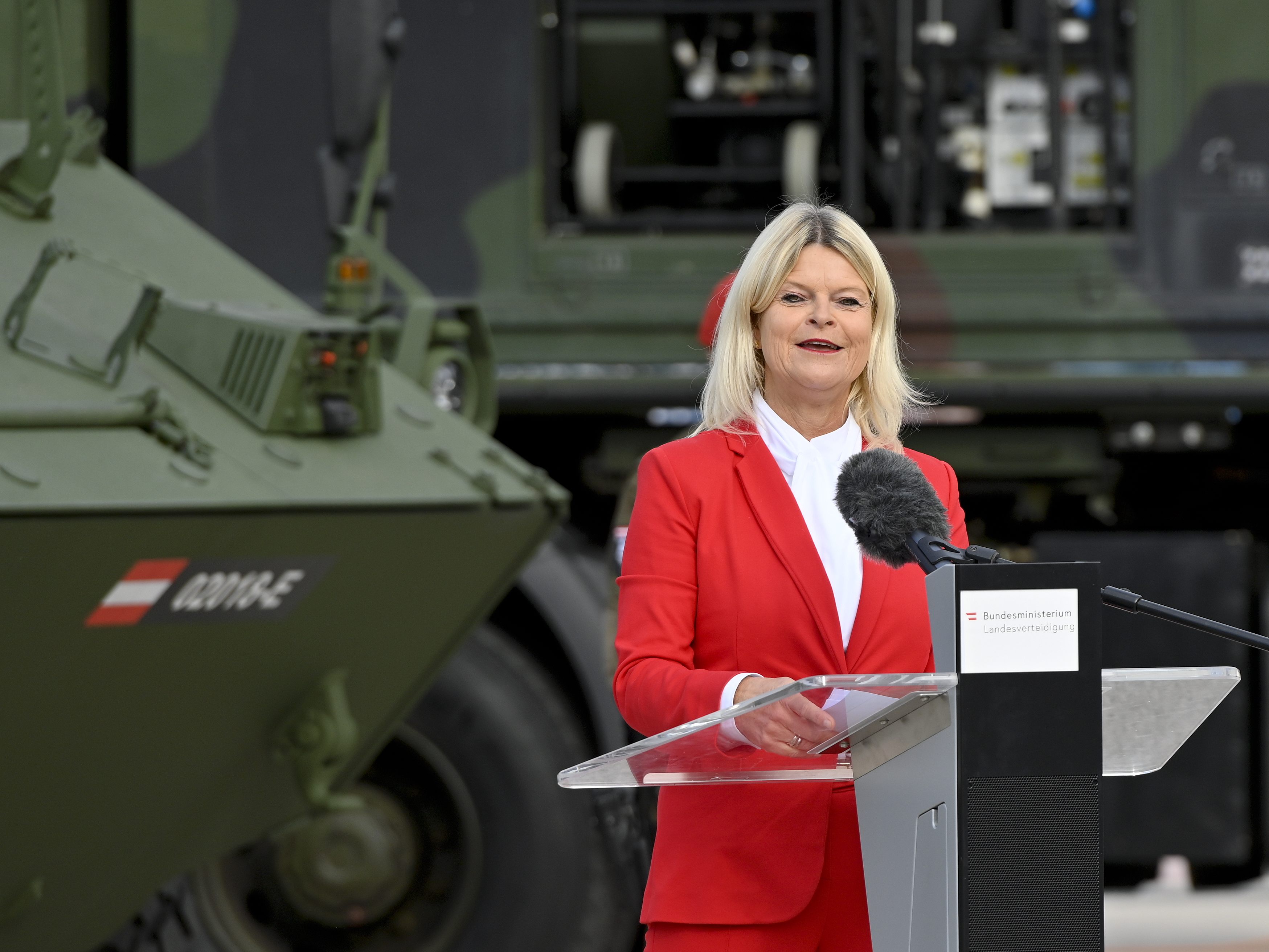 Verteidigungsministerin Klaudia Tanner fordert zusätzliche Mittel für das Bundesheer Verteidigungsministerin Klaudia Tanner fordert zusätzliche Mittel für das Bundesheer