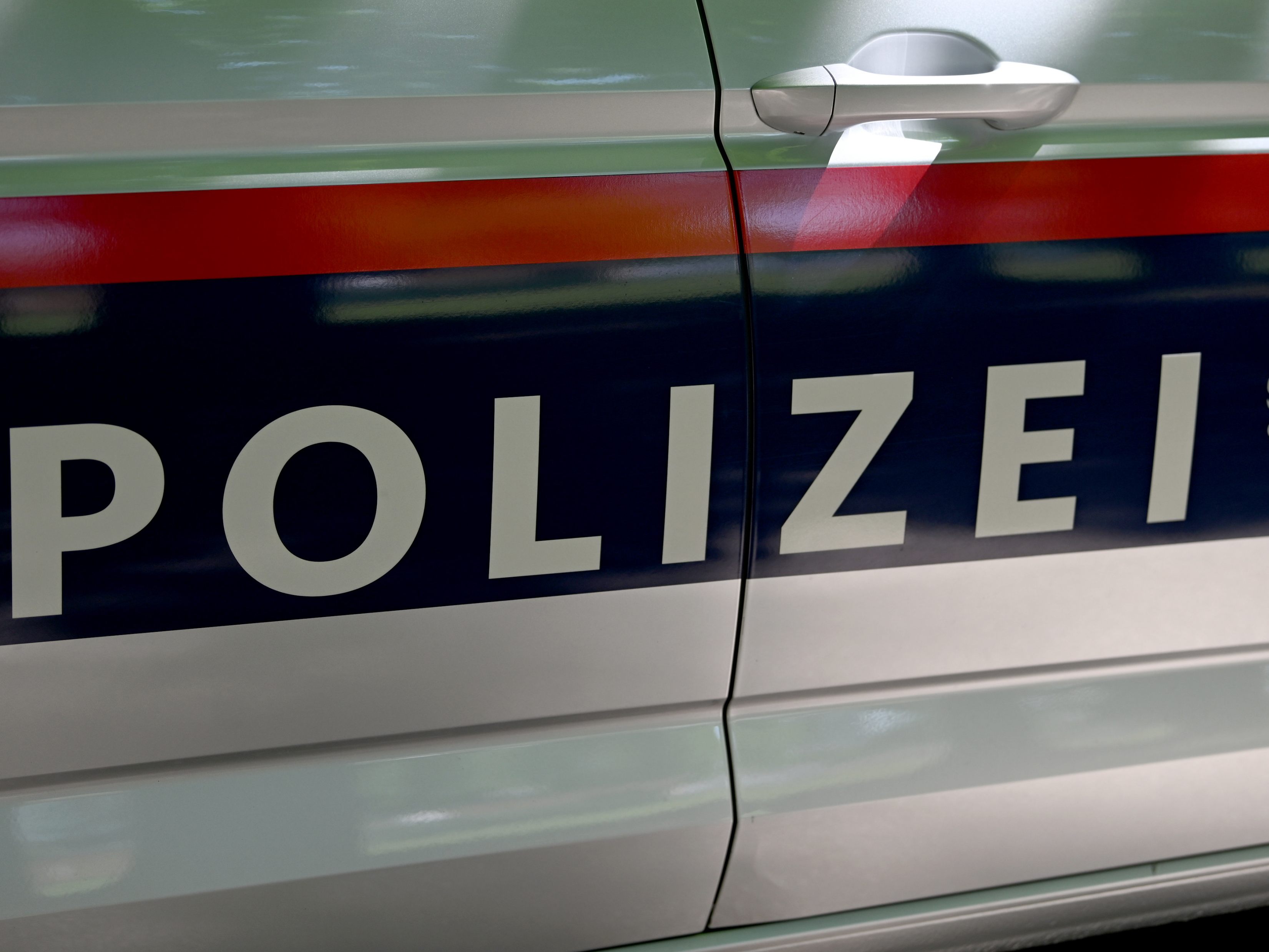 Ein Mann bedrohte seine Nachbarin in Wien-Margareten mit dem Umbringen. Ein Mann bedrohte seine Nachbarin in Wien-Margareten mit dem Umbringen.