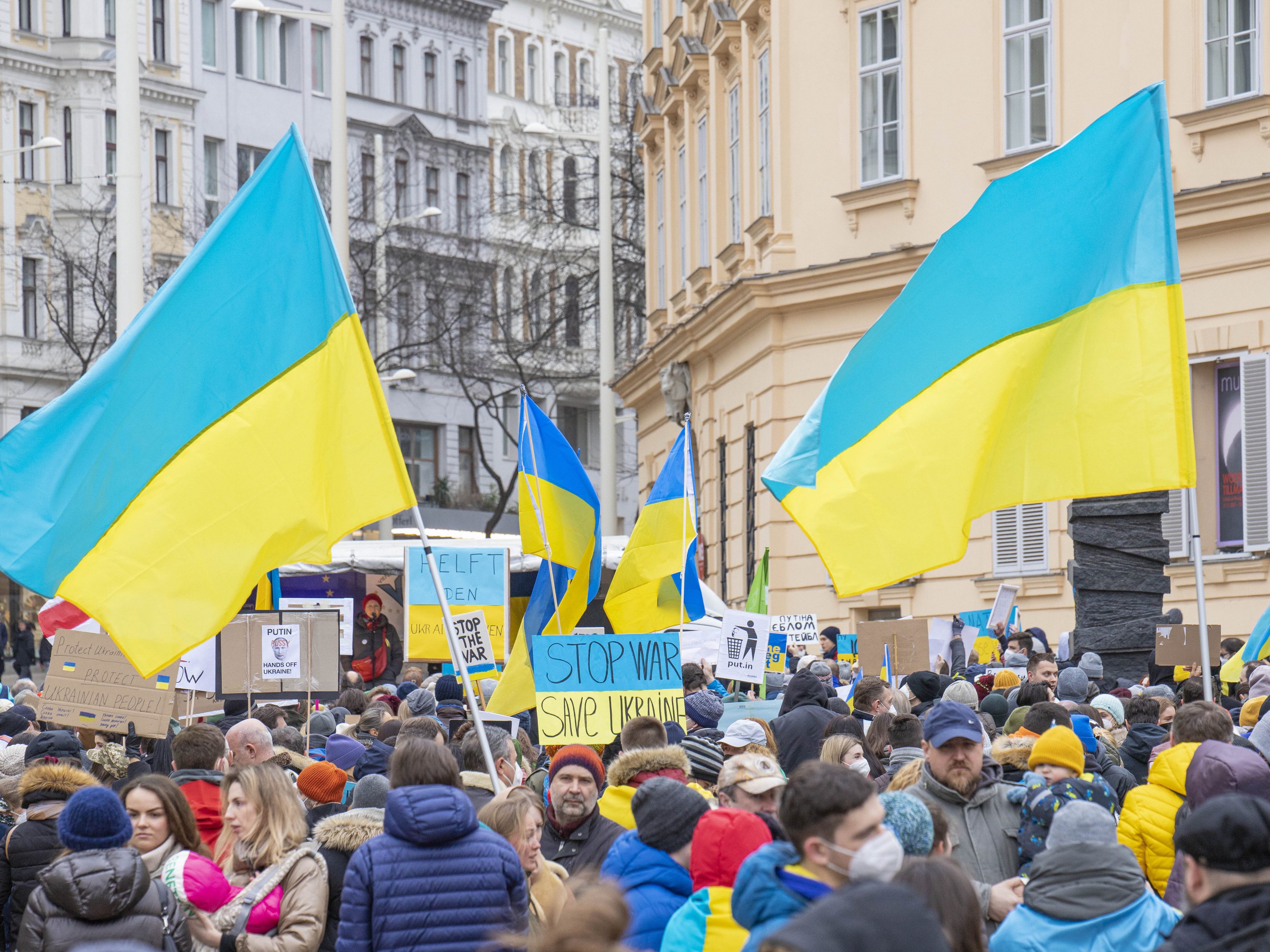 Am Samstag wurde in Wien erneut gegen den Ukraine-Krieg demonstriert. Am Samstag wurde in Wien erneut gegen den Ukraine-Krieg demonstriert.