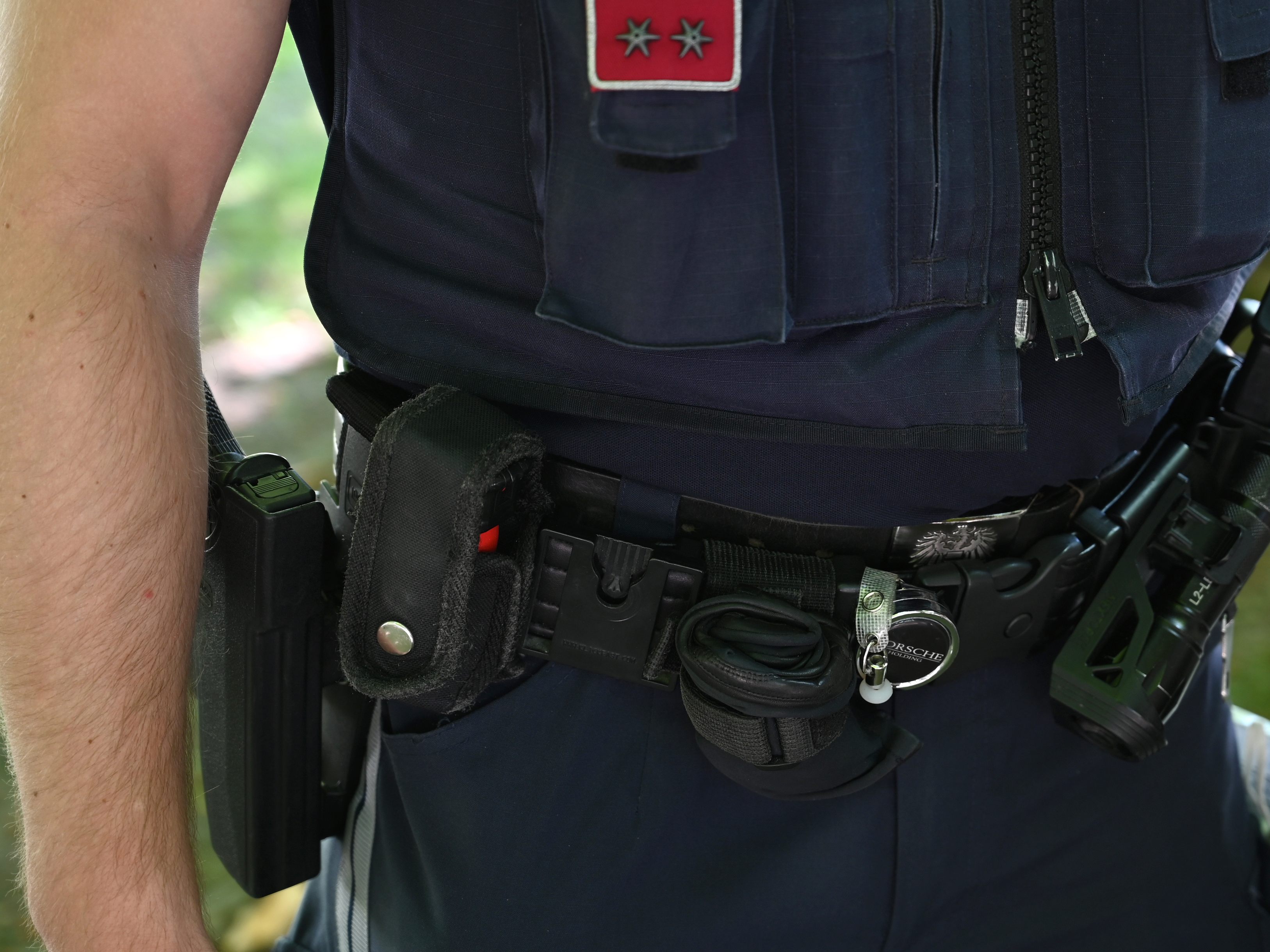 Ein aggressiver Mann ging in Wien-Meidling auf Polizisten los.