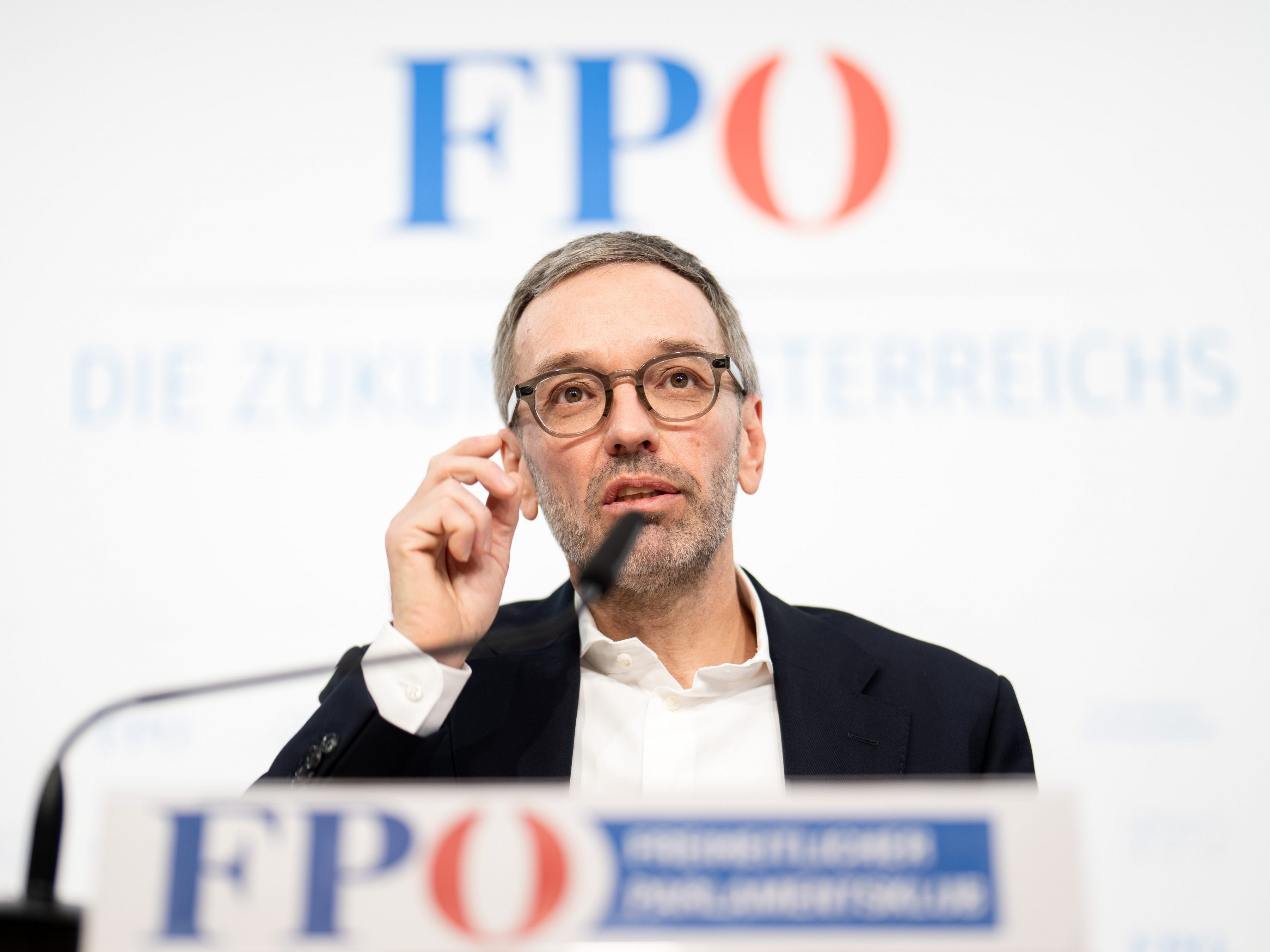 Kickl kritisiert die Arbeit Mücksteins und fordert Neuwahlen.