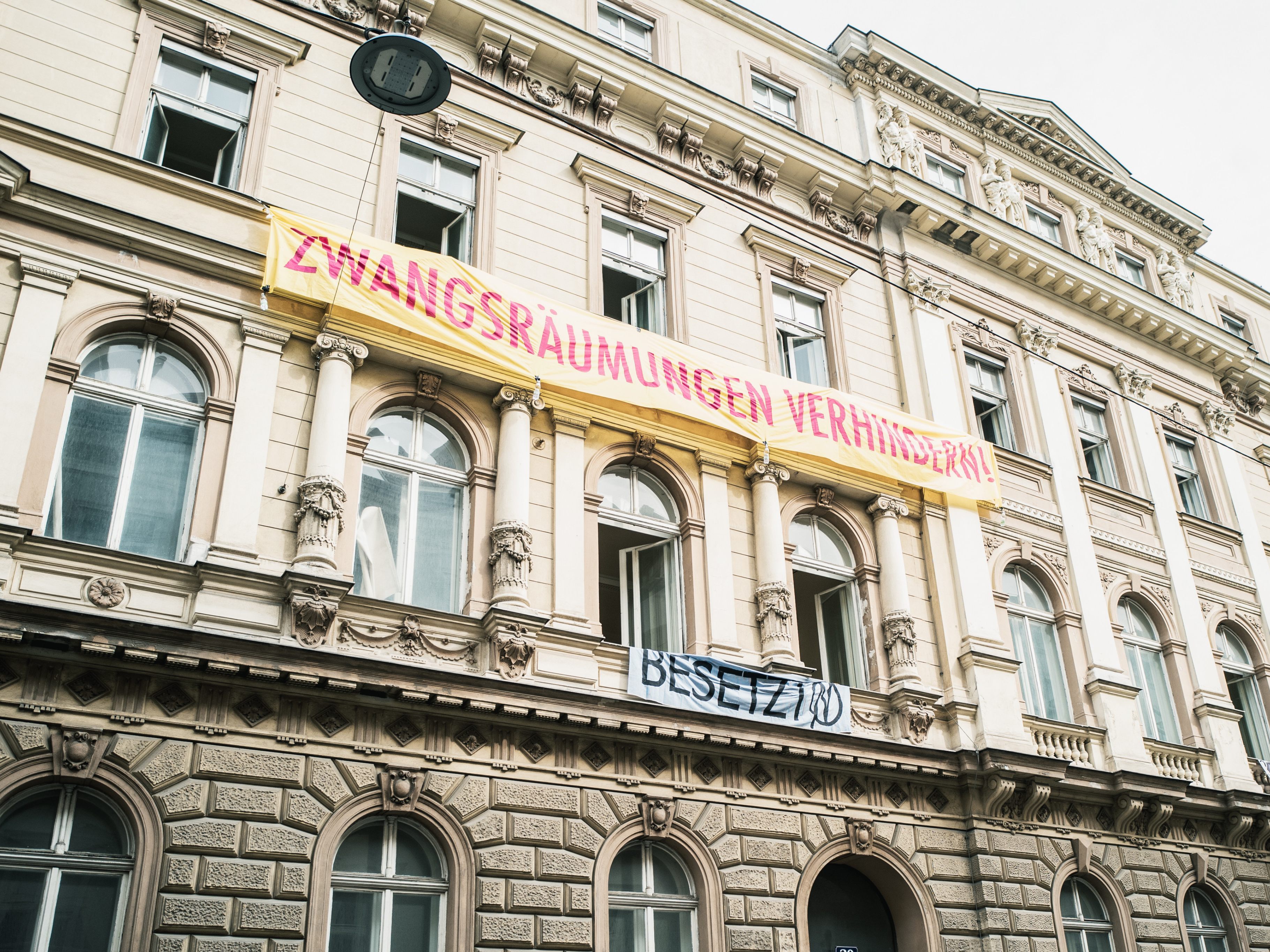 Die Hausbesetzung in Wien-Alsergrund wurde am Freitag beendet. Die Hausbesetzung in Wien-Alsergrund wurde am Freitag beendet.