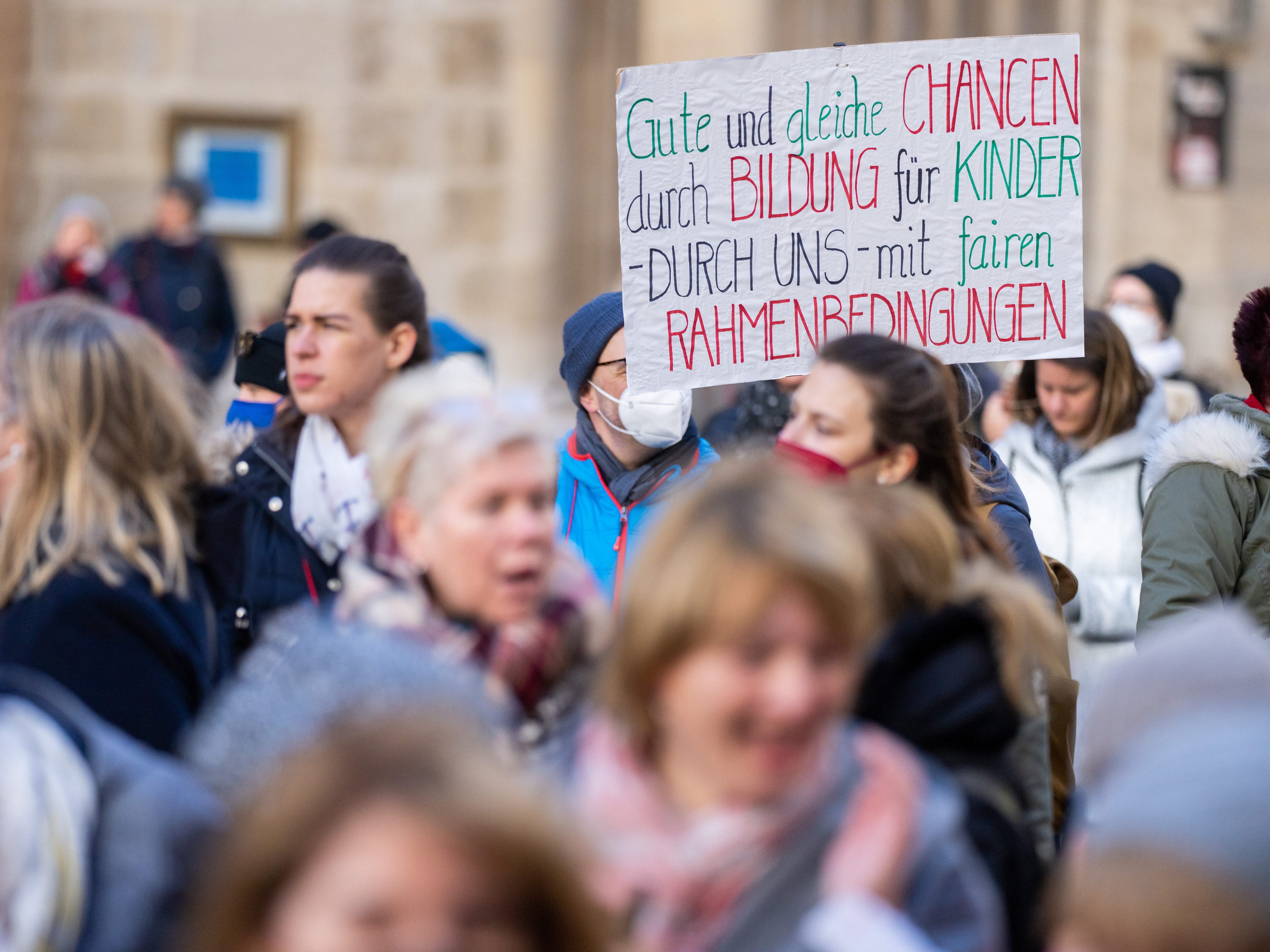 Bei der Demo der Kindergartenpädagoginnen und -pädagogen vor dem Bildungsministerium in Wien