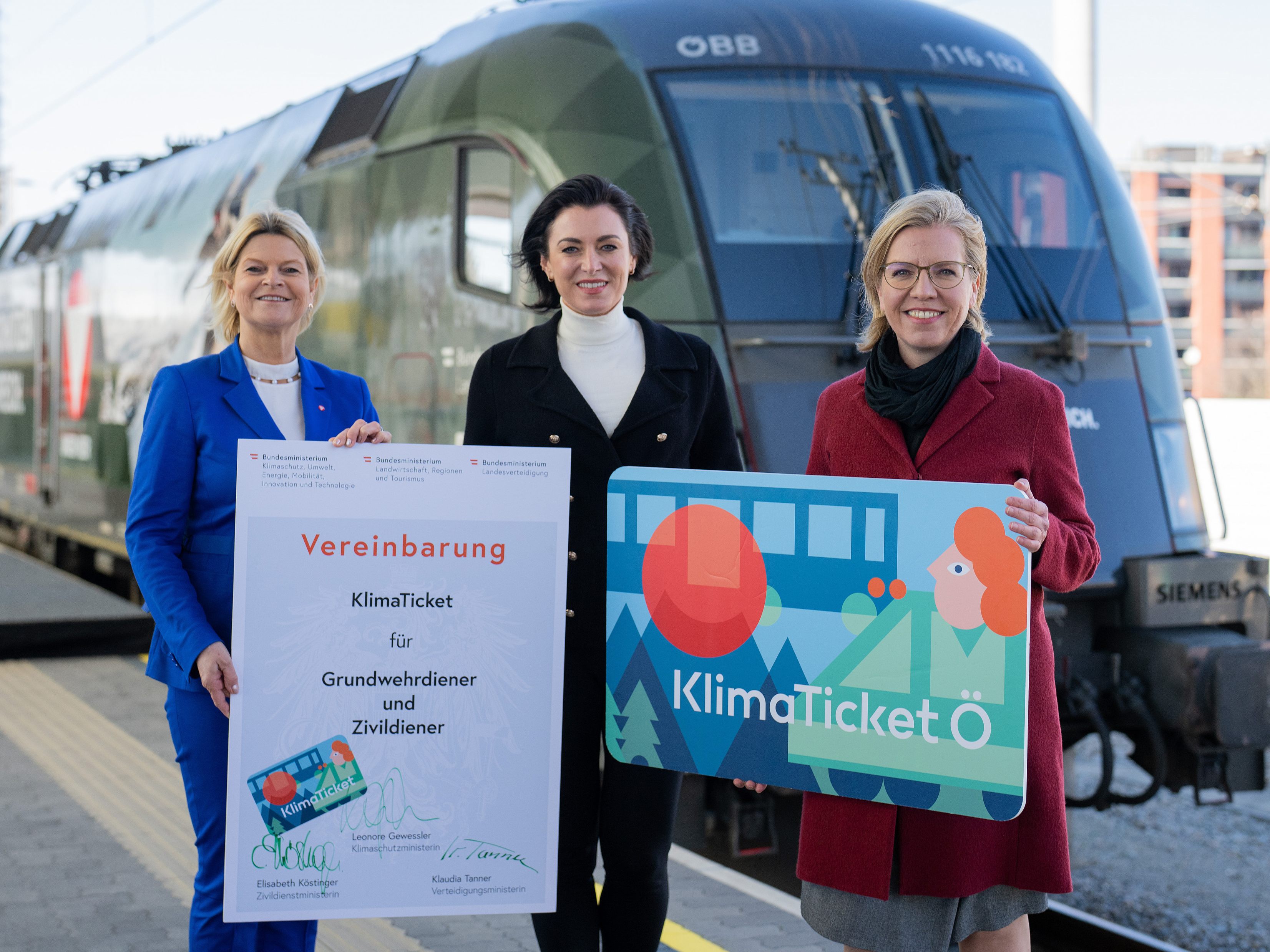Verteidigungsministerin Klaudia Tanner (ÖVP), Zivildienst-Ministerin Elisabeth Köstinger (ÖVP) und Infrastrukturministerin Leonore Gewessler (Grüne) am Dienstag, 22. März 2022, im Rahmen des gratis Klimaticket für Zivil- und Grundwehrdiener in Wien. Verteidigungsministerin Klaudia Tanner (ÖVP), Zivildienst-Ministerin Elisabeth Köstinger (ÖVP) und Infrastrukturministerin Leonore Gewessler (Grüne) am Dienstag, 22. März 2022, im Rahmen des gratis Klimaticket für Zivil- und Grundwehrdiener in Wien.