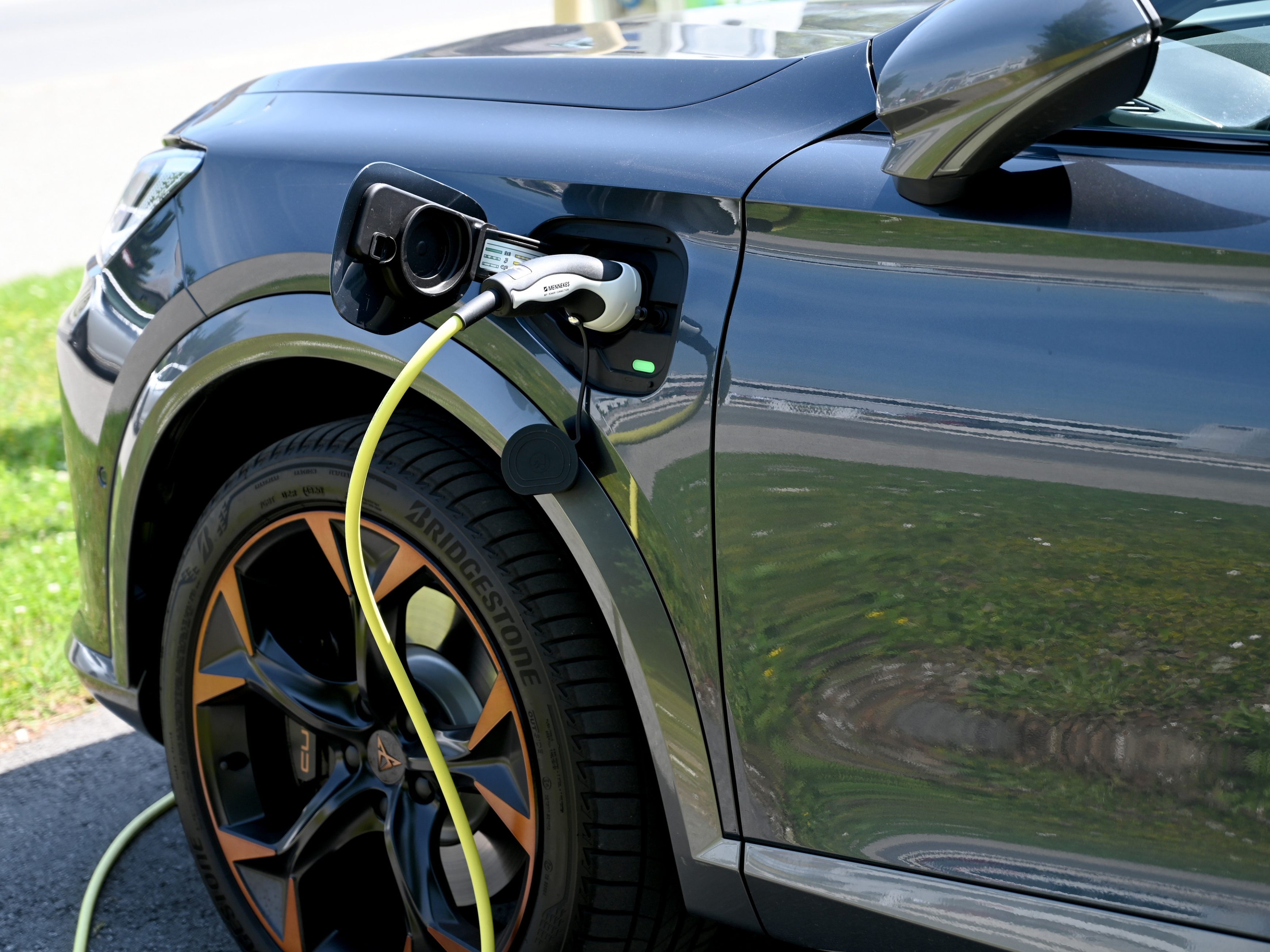 Eine Umfrage zeigt, dass Jüngere kaum an E-Autos interessiert sind.