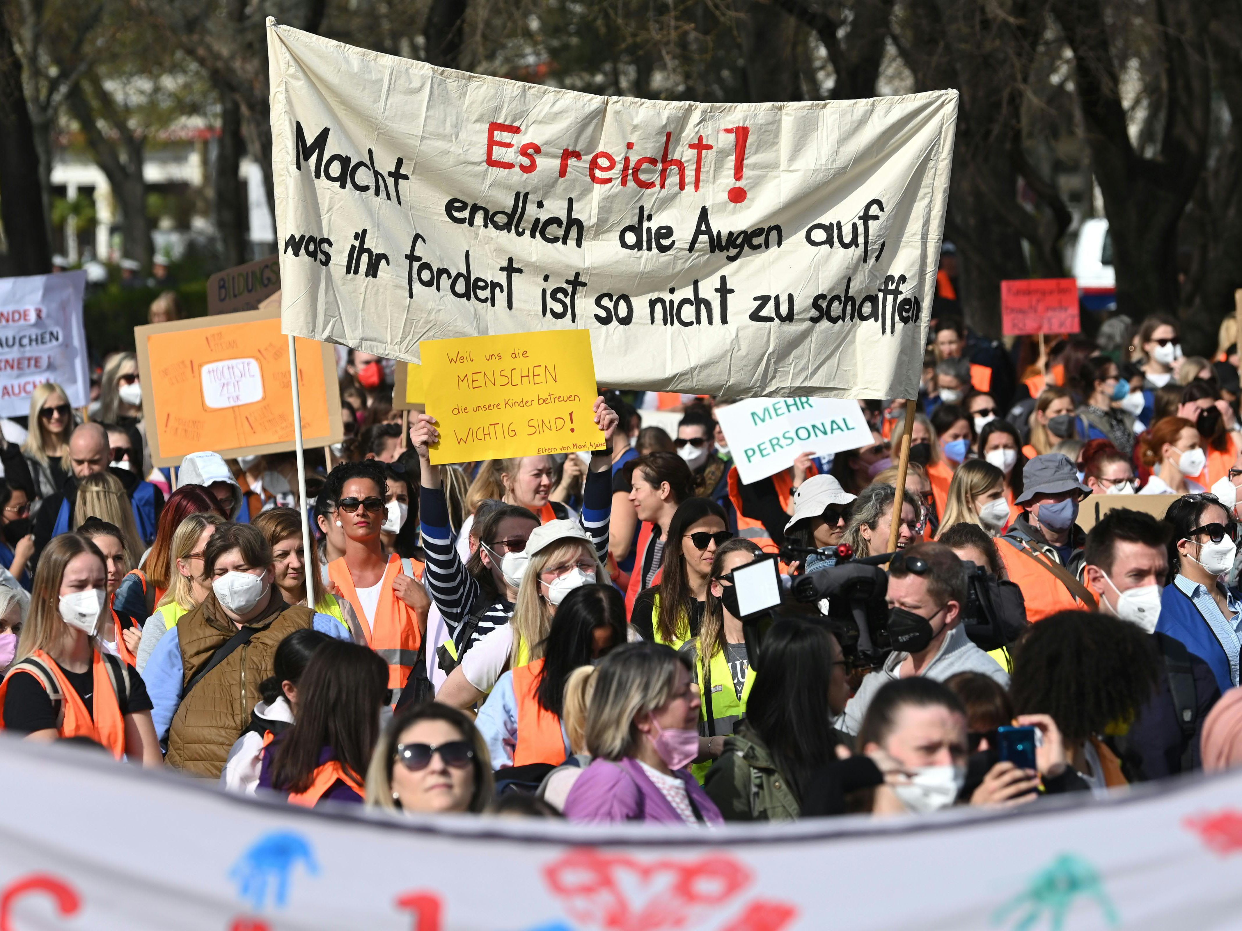 "Es reicht!" - Private Kindergärten, Horte und schulische Freizeitpädagogik bei der Demo in Wien