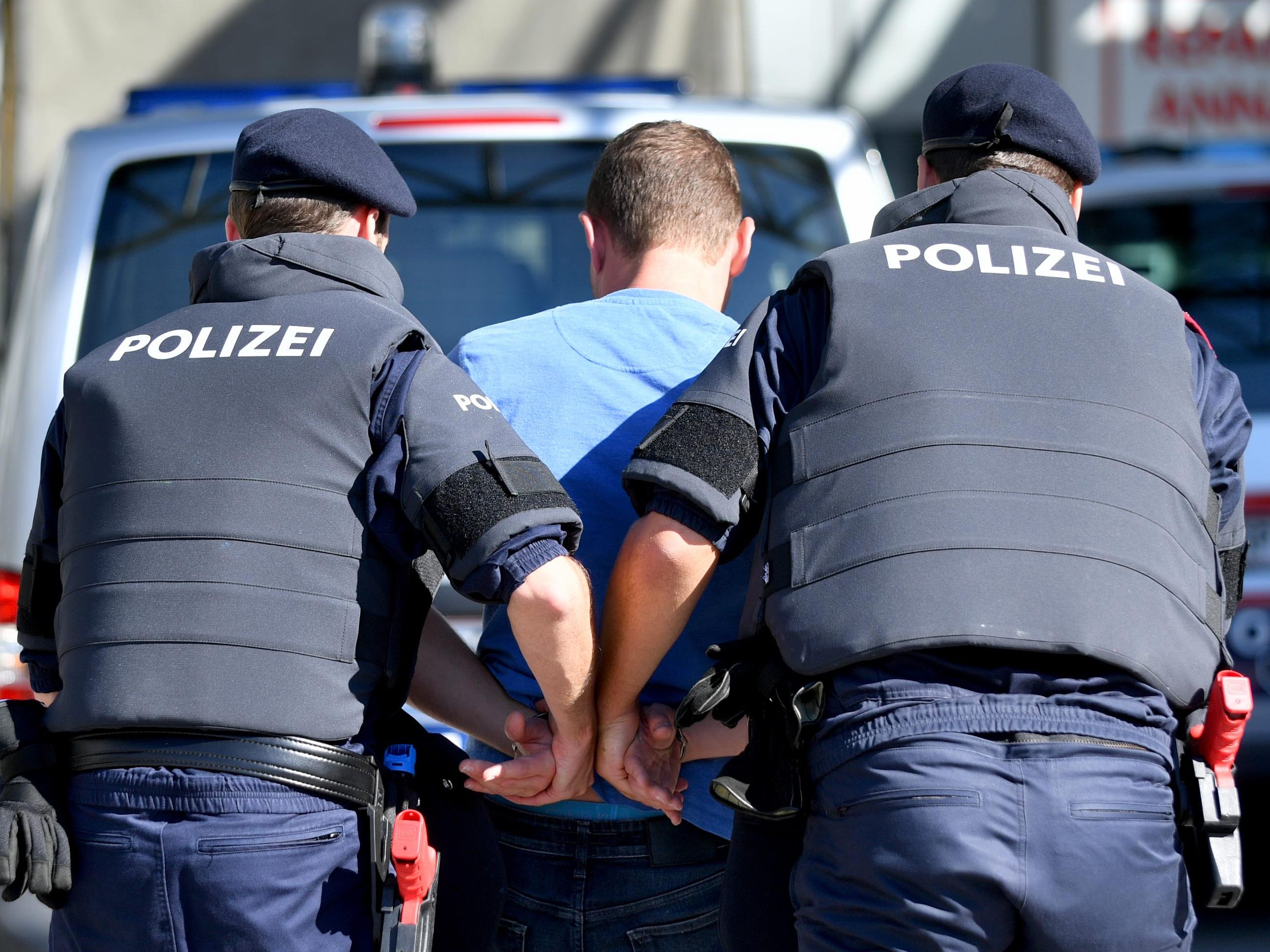 Ein offenbar alkoholisierter 46-Jähriger hat in der Nacht auf Samstag auf der Rechten Wienzeile in Wien-Wieden einen Polizisten attackiert. Ein offenbar alkoholisierter 46-Jähriger hat in der Nacht auf Samstag auf der Rechten Wienzeile in Wien-Wieden einen Polizisten attackiert.