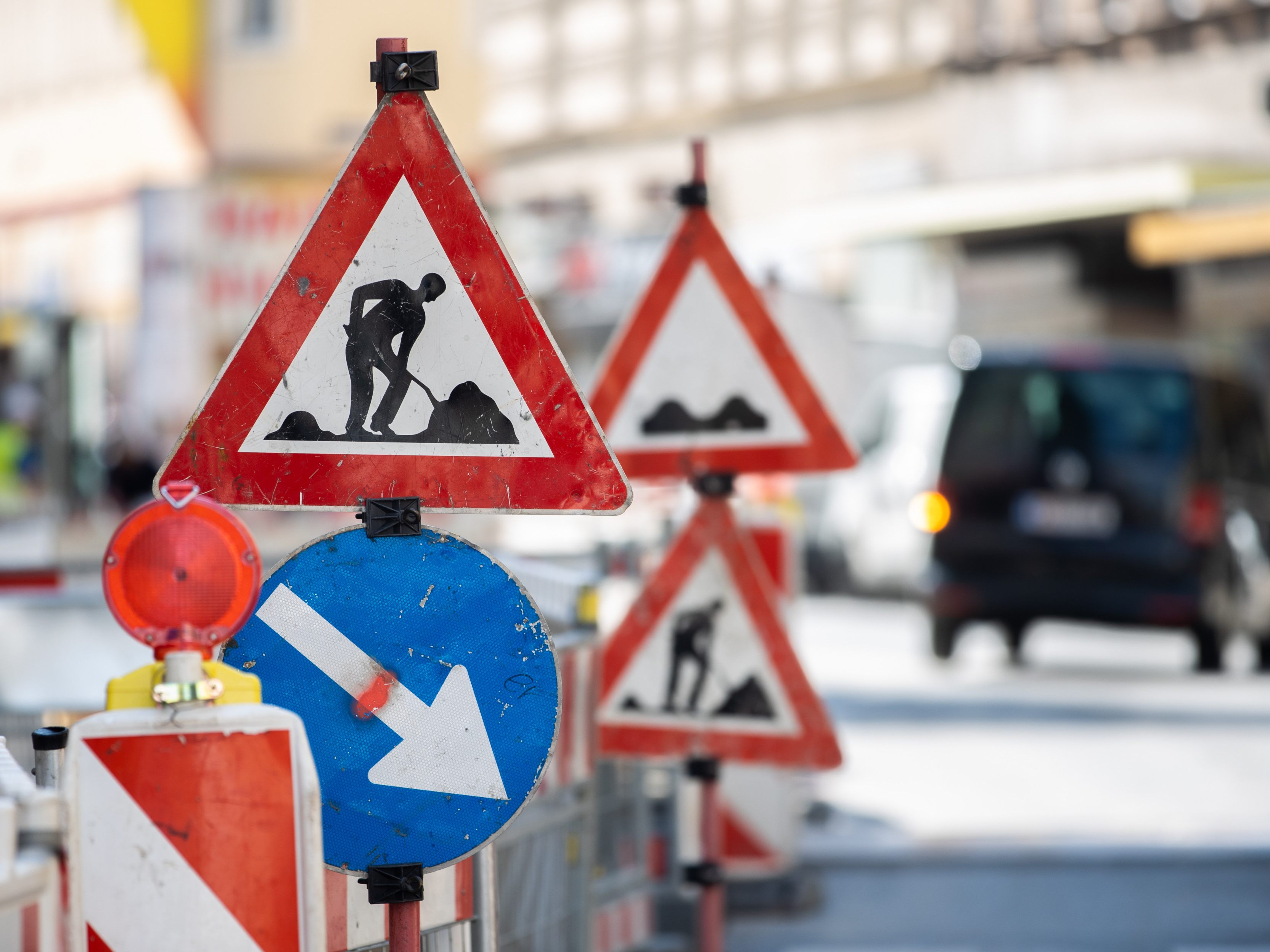 Wegen der Sperre der Sagedergasse kommt es in Wien zu Staus im 12. und 23. Bezirk. Wegen der Sperre der Sagedergasse kommt es in Wien zu Staus im 12. und 23. Bezirk.